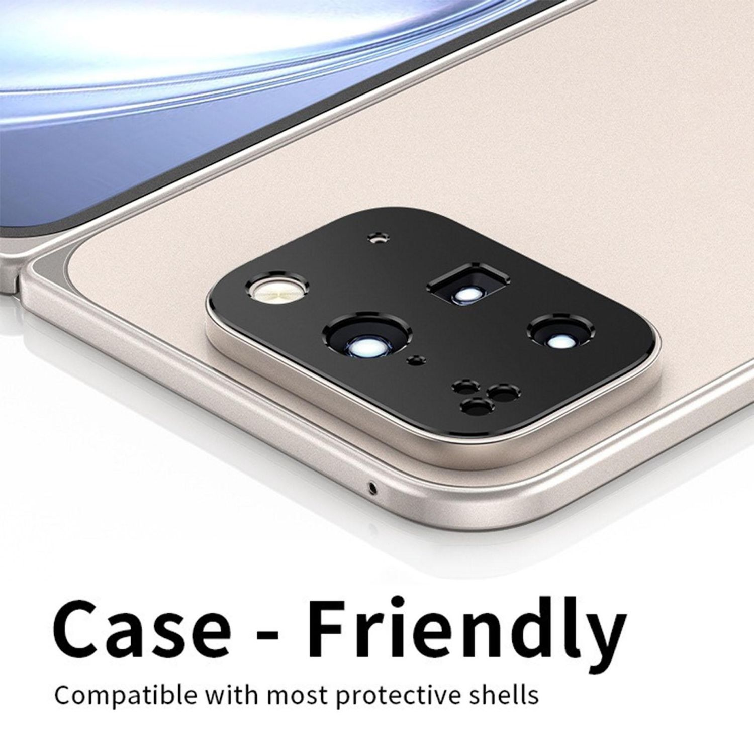Una custodia per telefono, compatibile. La custodia ha un modulo fotocamera nero e bordi argentati. Lo sfondo è bianco e beige.