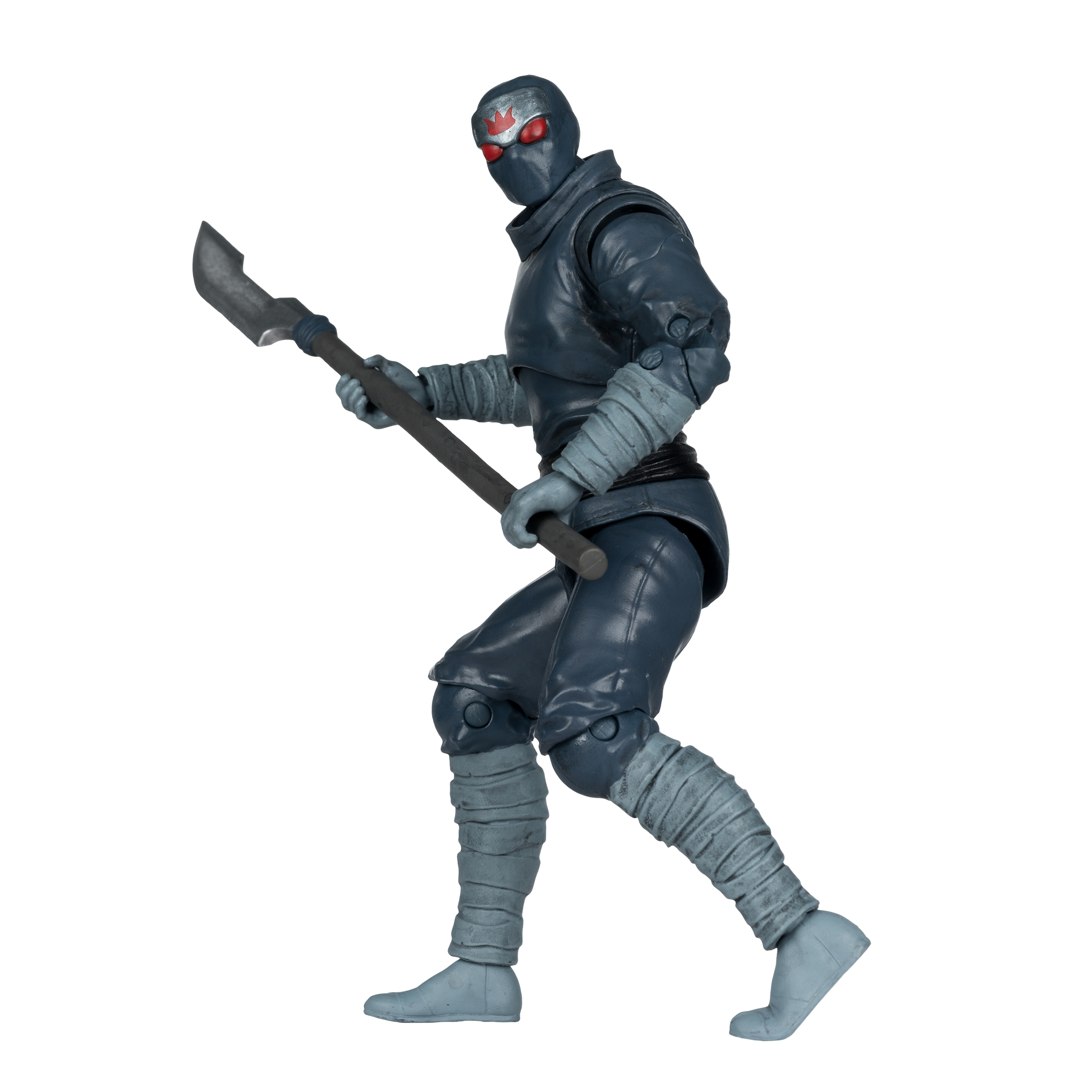 Una figura de acción ninja en postura de combate, sosteniendo un arma de asta. Lleva un traje y máscara azul oscuro y tiene ojos rojos.
