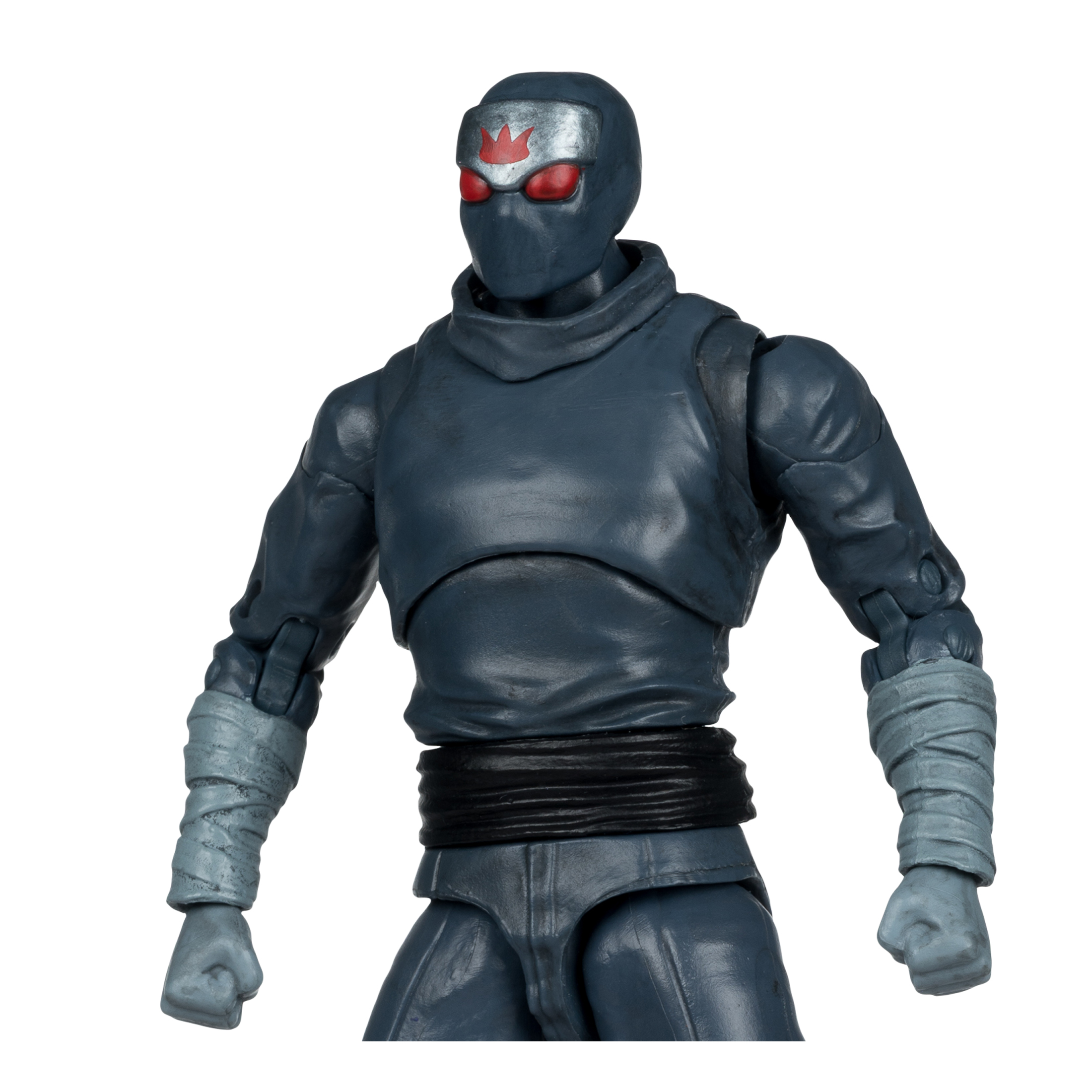 Una figura de ninja en gris azulado, ojos rojos y un símbolo de corona roja en la cabeza. Brazos envueltos y cinturón negro.