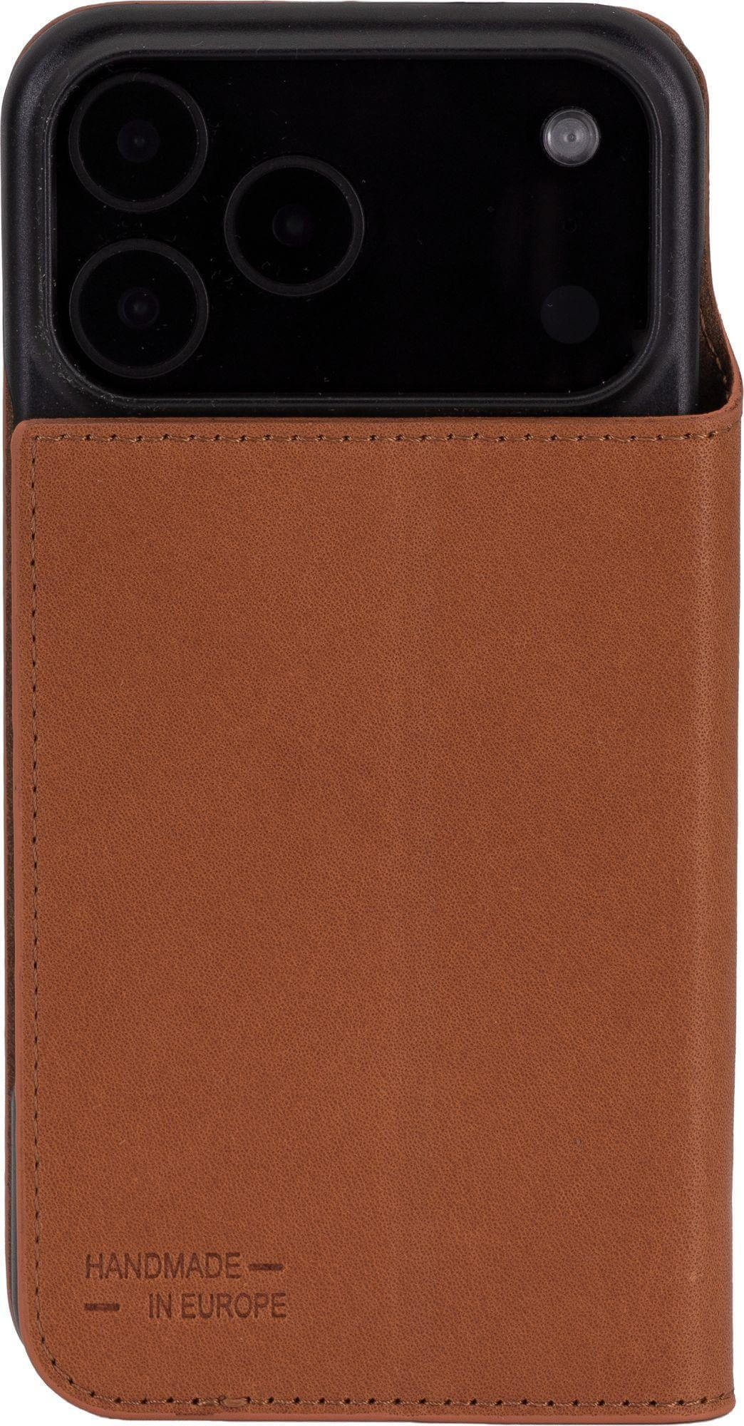 Eine braune Leder-Handyhülle mit einem schwarzen Telefon darin. Auf der Hülle steht 'HANDMADE IN EUROPE'.