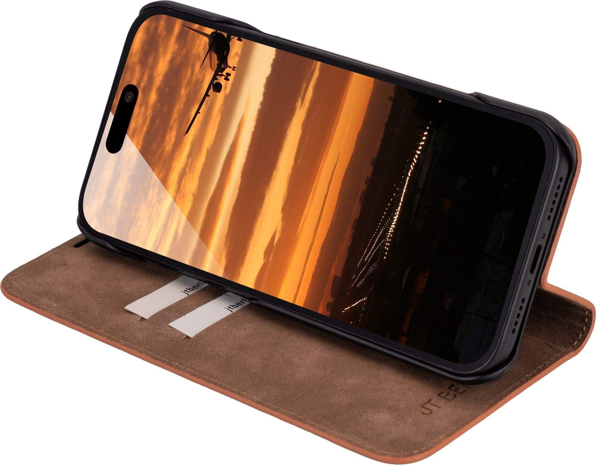 Telefon in brauner Hülle zeigt orangefarbenen Sonnenuntergang mit Hubschatten.