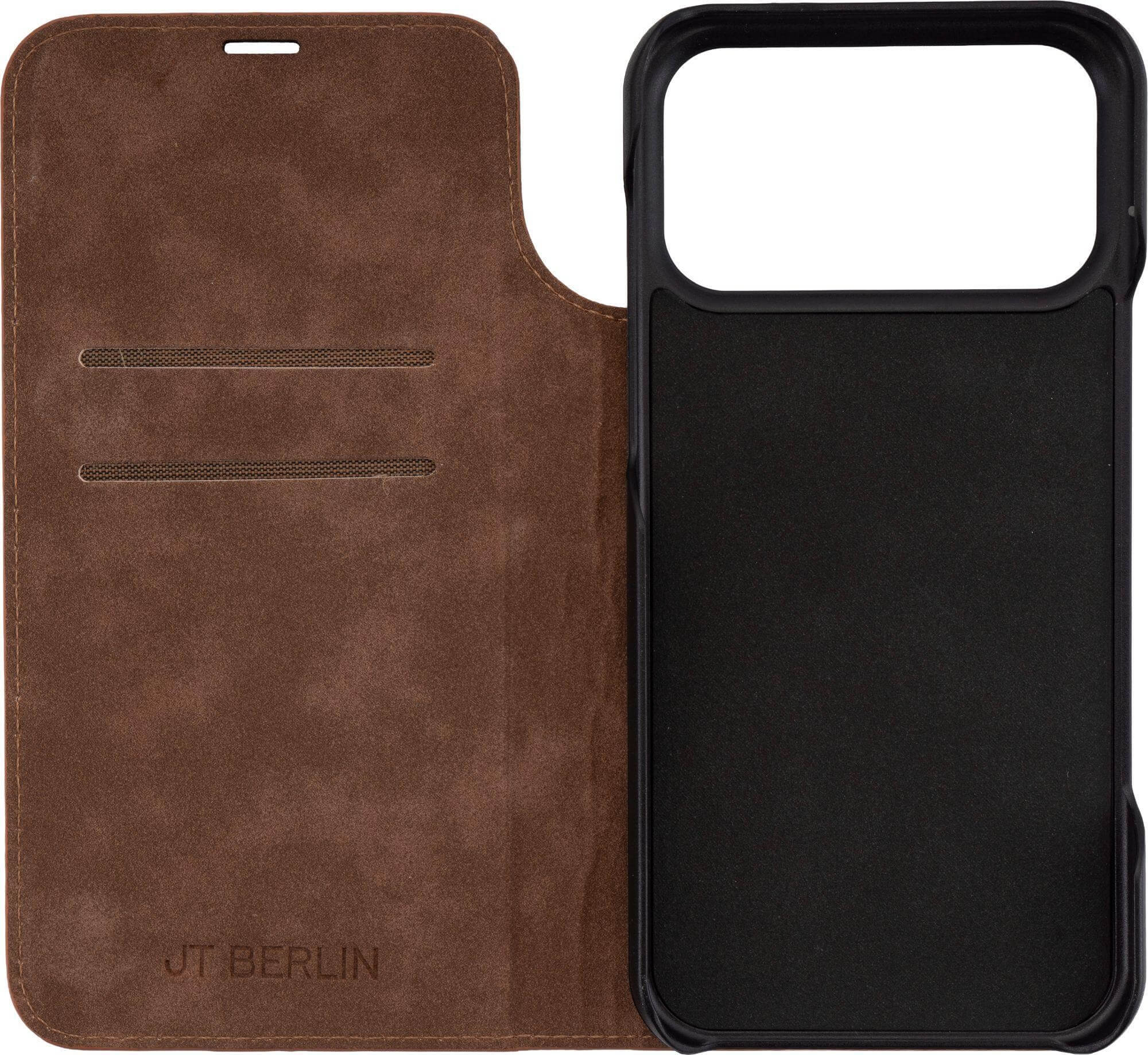 Eine braune Leder-Handyhülle ist geöffnet. Das Telefon ist in einer schwarzen Hülle. 'JT BERLIN' steht auf dem Leder.