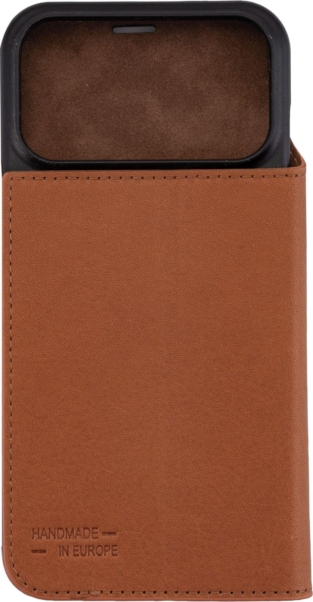 Eine braune Leder-Handyhülle mit schwarzem Rahmen. Aufgedruckt ist die Aufschrift 'HANDMADE - IN EUROPE'.