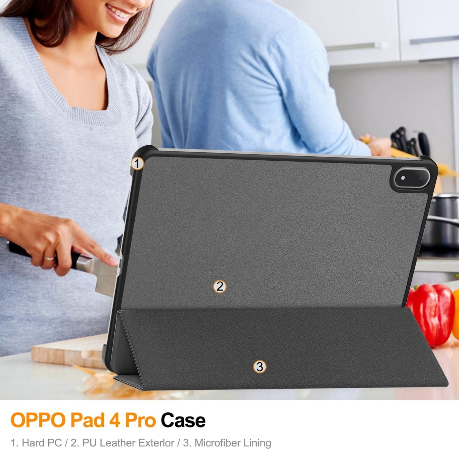 È mostrata una custodia per tablet con un esterno grigio. Una persona tiene in mano un coltello. Due persone sono sullo sfondo. Peperoni rossi e gialli.