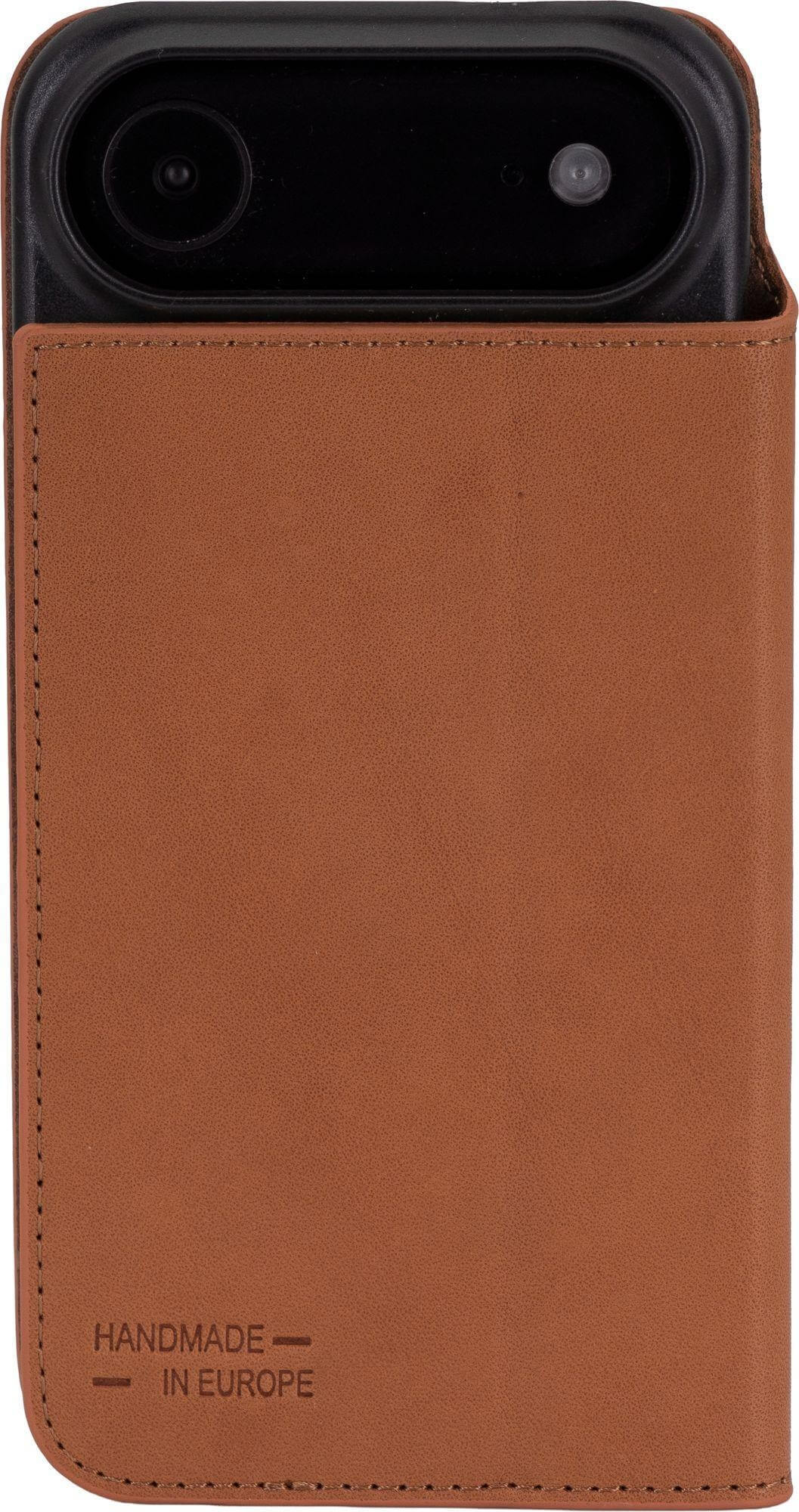 Eine braune Leder-Handyhülle mit einem schwarzen Telefon darin. Auf der Hülle steht 'HANDMADE - IN EUROPE'.