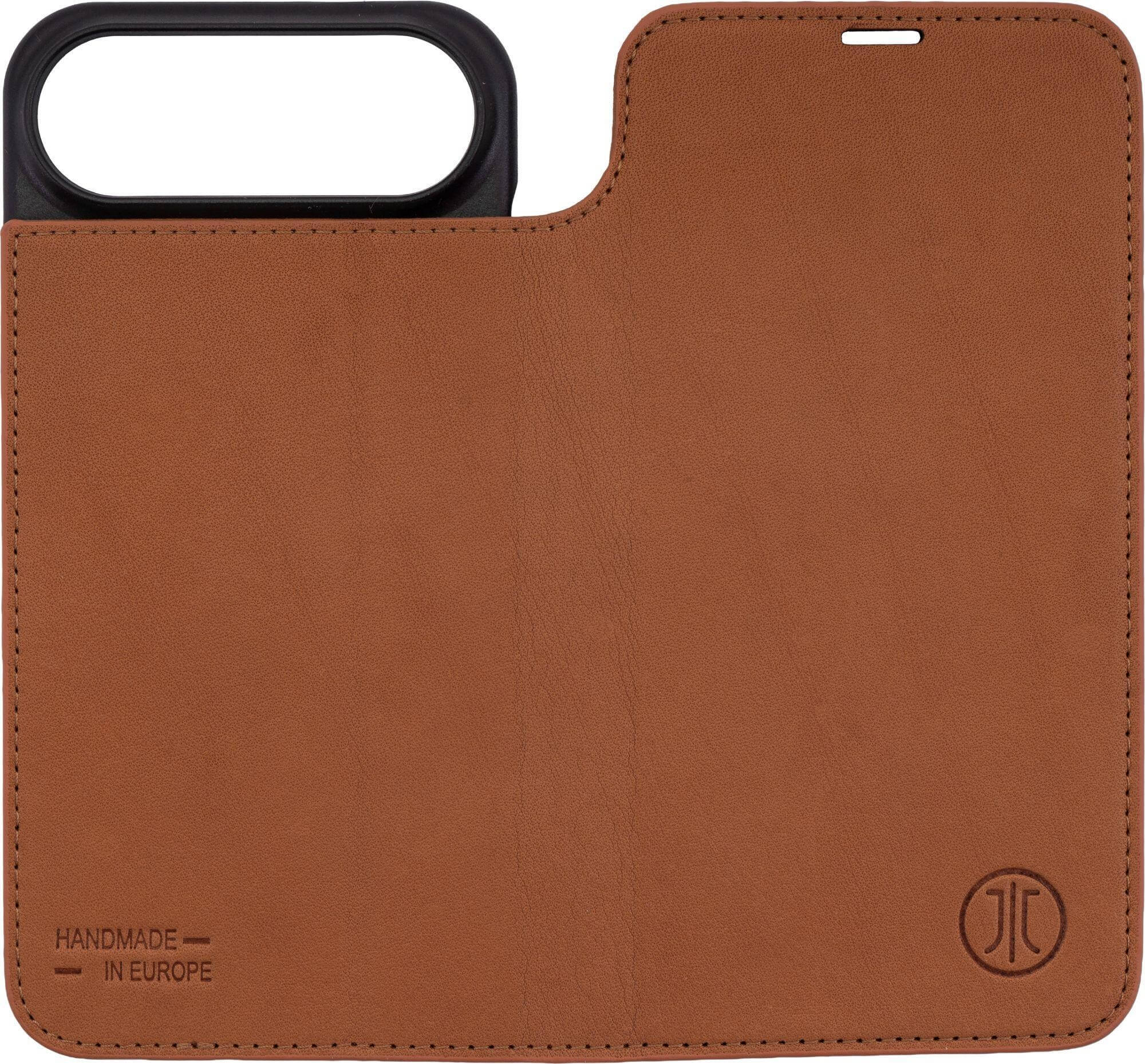 Eine braune Leder-Handyhülle mit schwarzem Griff. Es steht 'Handmade in Europe'. Das Logo ist rechts unten.