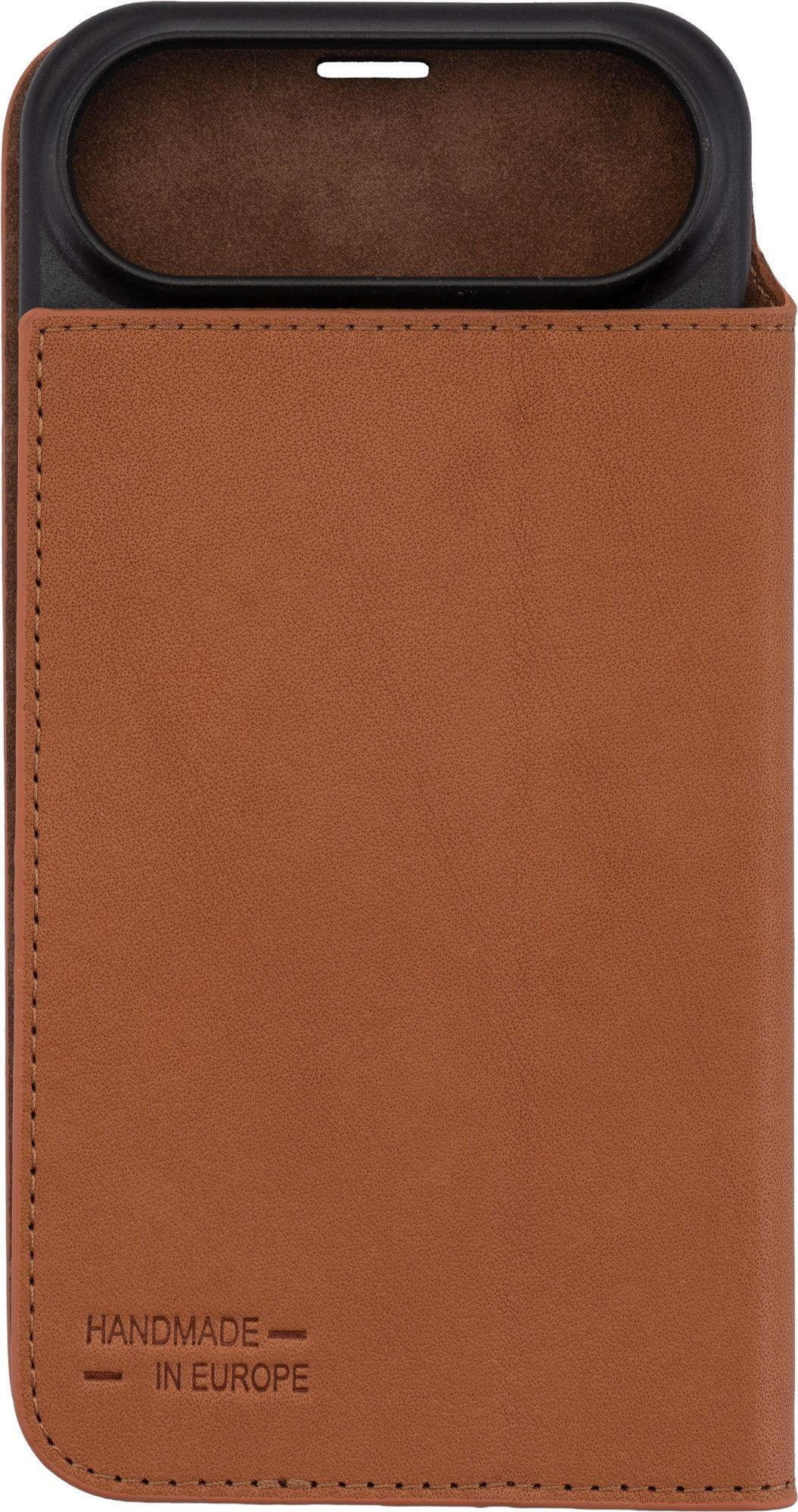 Eine braune Lederhülle mit schwarzem Oberteil. 'Handmade in Europe' ist unten gedruckt.