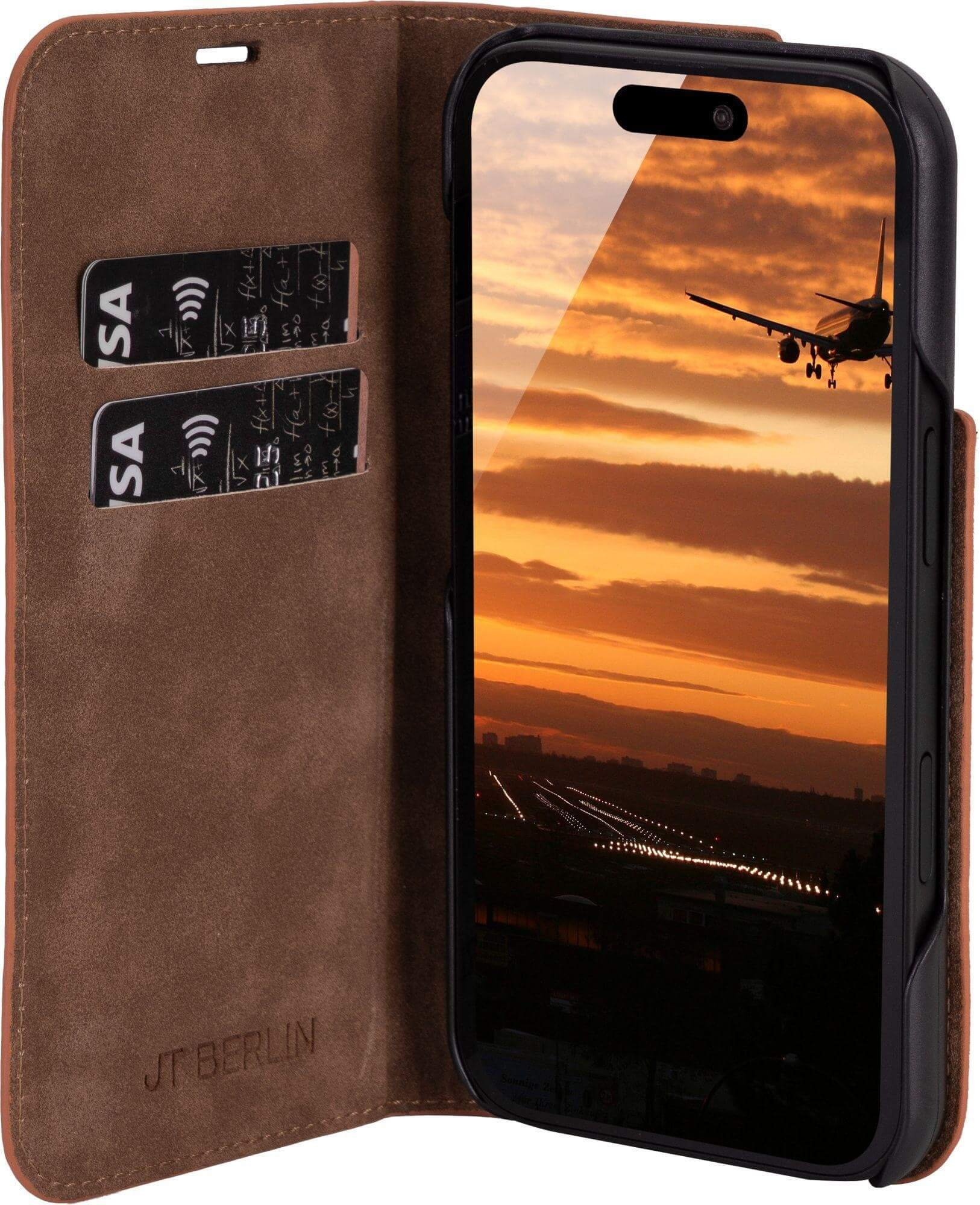 Telefon in brauner Hülle zeigt Sonnenuntergang mit landendem Flugzeug. Kreditkartenfächer sind sichtbar.