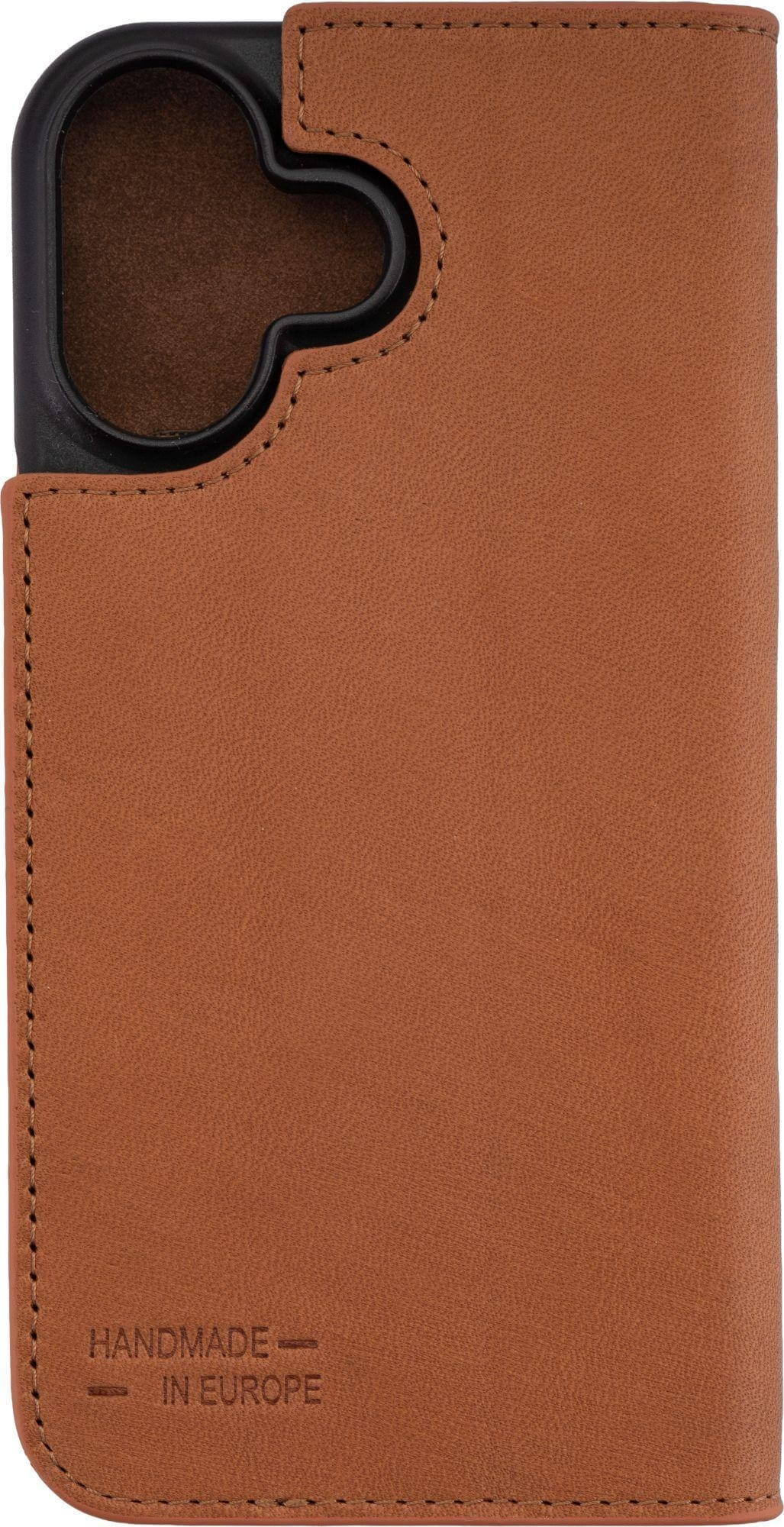 Nahaufnahme einer braunen Leder-Handyhülle. Merkmale sind ein schwarzer Telefonhalter, Nähte und Text "HANDMADE IN EUROPE".