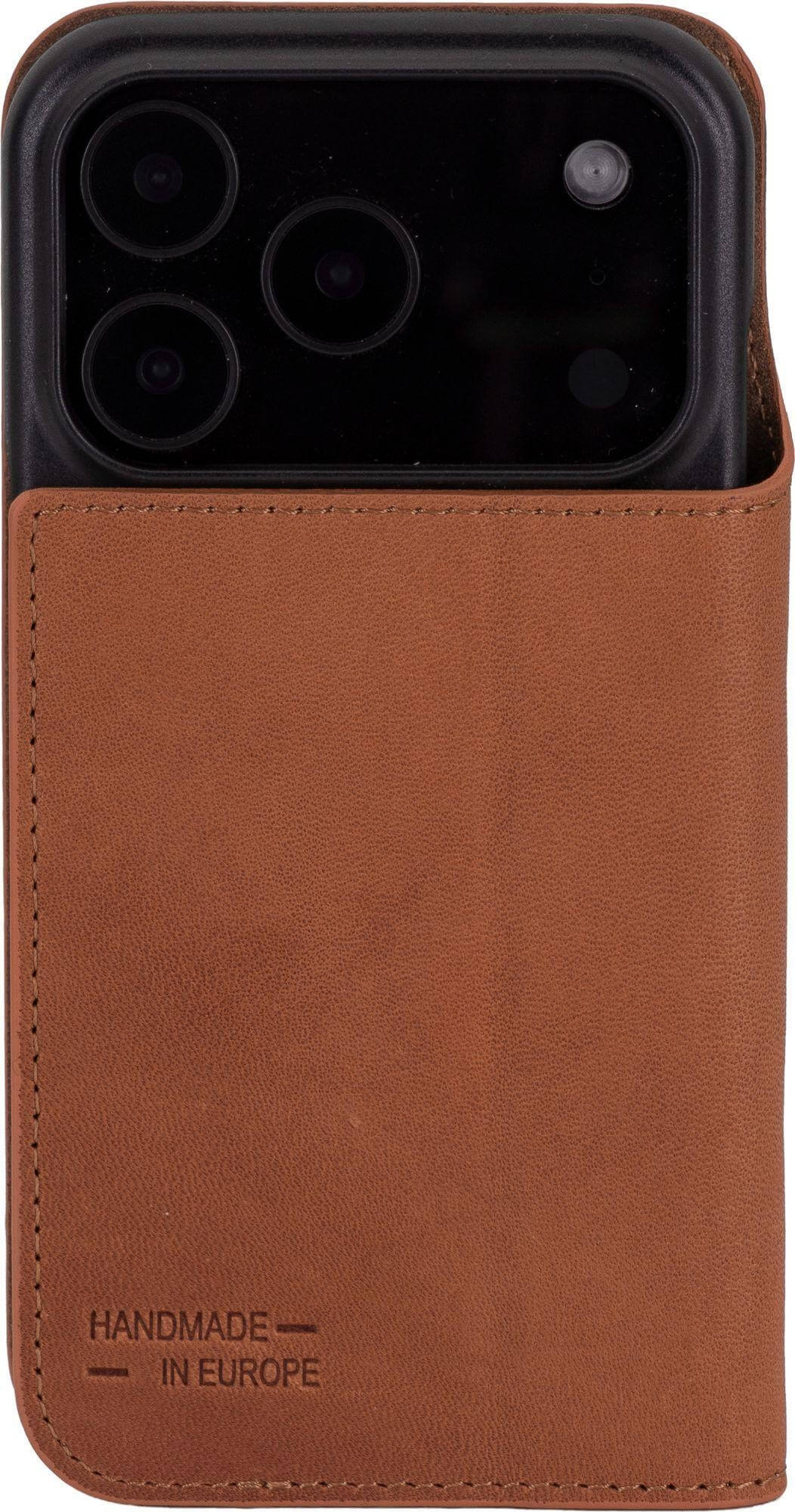 Ein Telefon in einer braunen Lederhülle. Das Telefon hat mehrere Kameralinsen. Die Hülle ist mit Handmade in Europe gekennzeichnet.