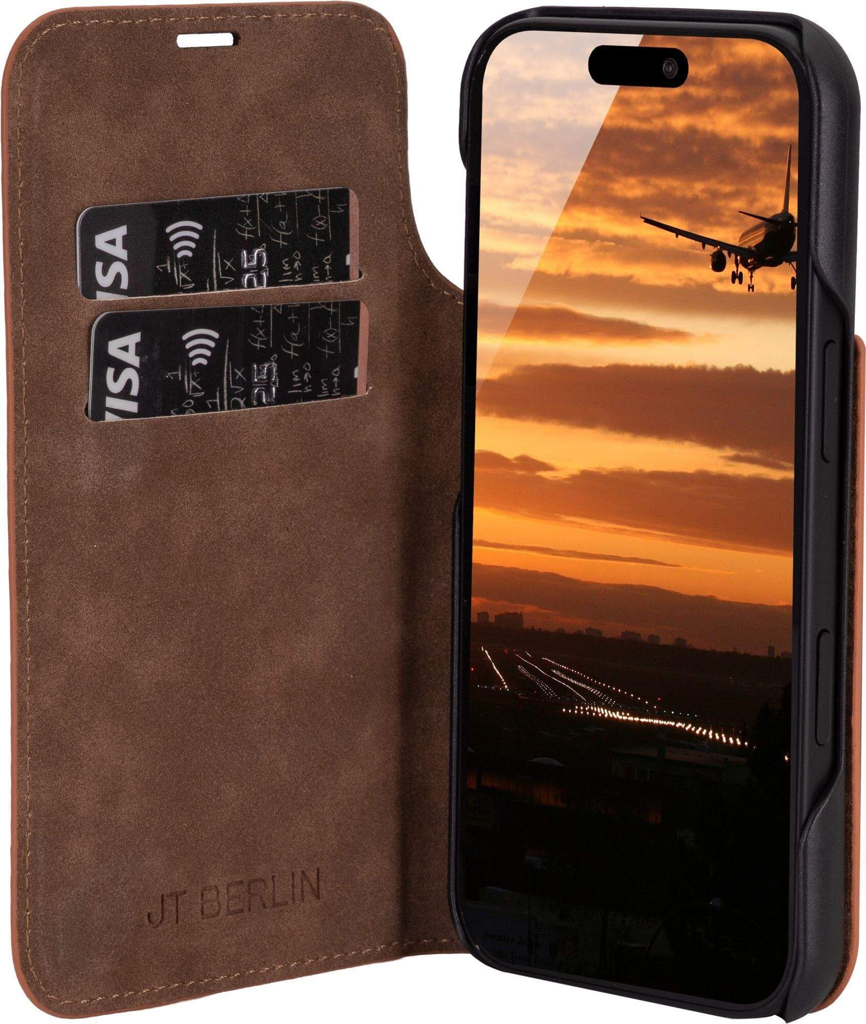 Braune Handyhülle mit Kreditkarten. Telefon zeigt Sonnenuntergang und Flugzeug. Karten zeigen Mathe und VISA.