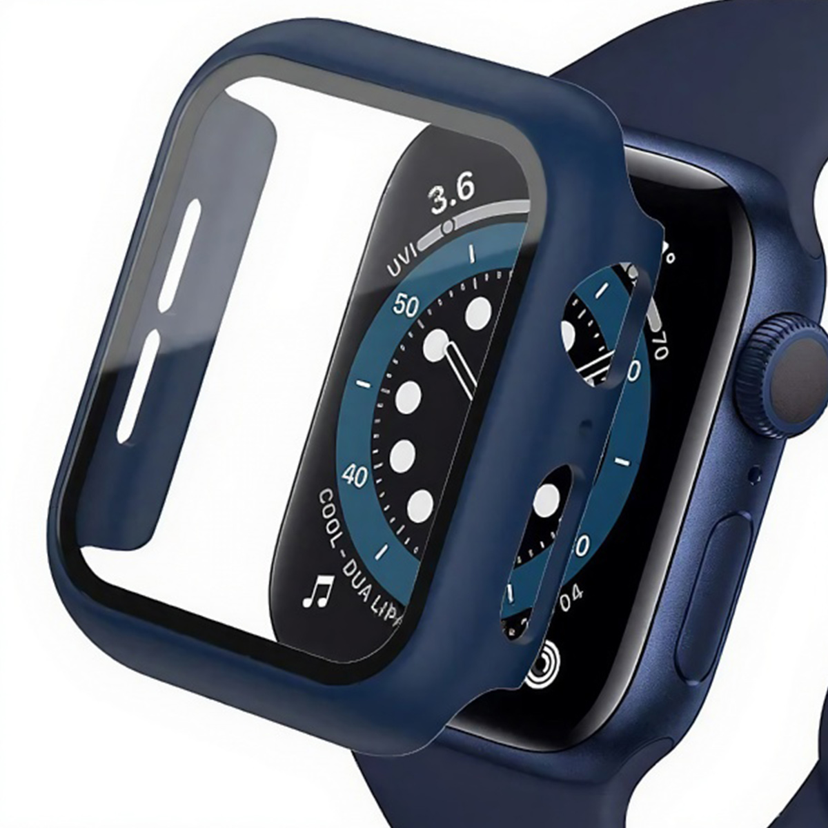 Eine marineblaue Apple Watch mit passender Schutzhülle. Das Zifferblatt zeigt Zeit und andere Daten. Das Armband ist ebenfalls marineblau.