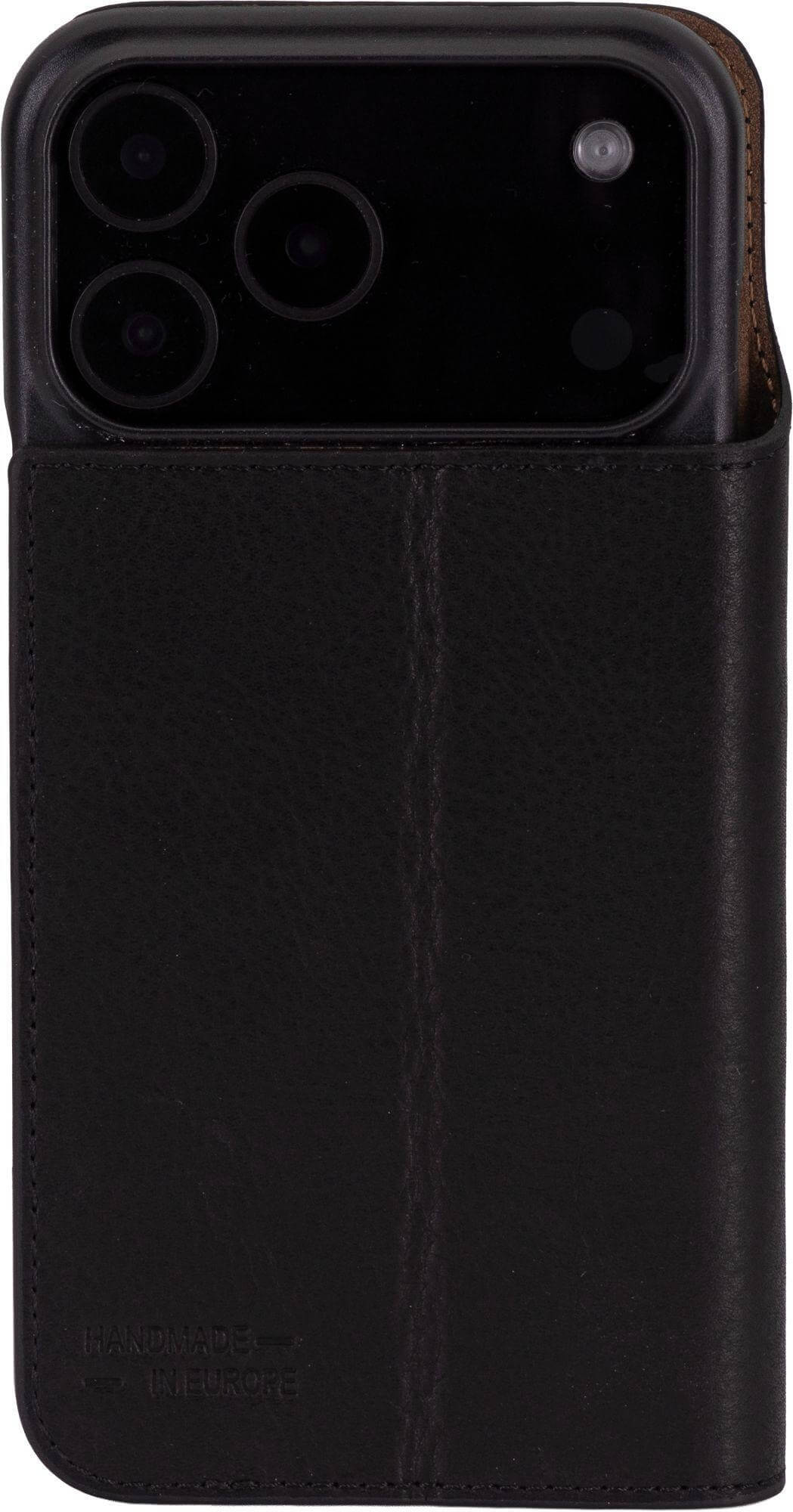 Schwarze Leder-Handyhülle mit oben sichtbarem Telefon. 'Handmade in Europe' ist unten geprägt.