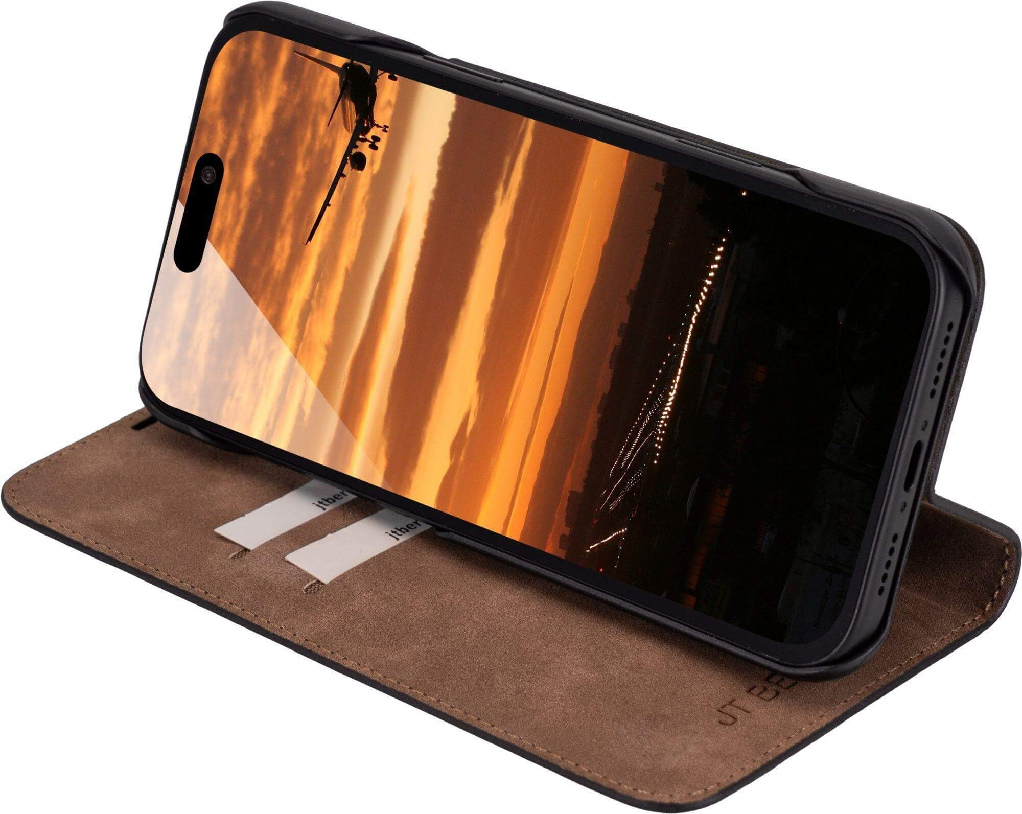 Telefon in einer Hülle zeigt einen Sonnenuntergang mit einem Flugzeug. Braune Hülle mit Kartenfächern. Schwarze Telefonhülle.