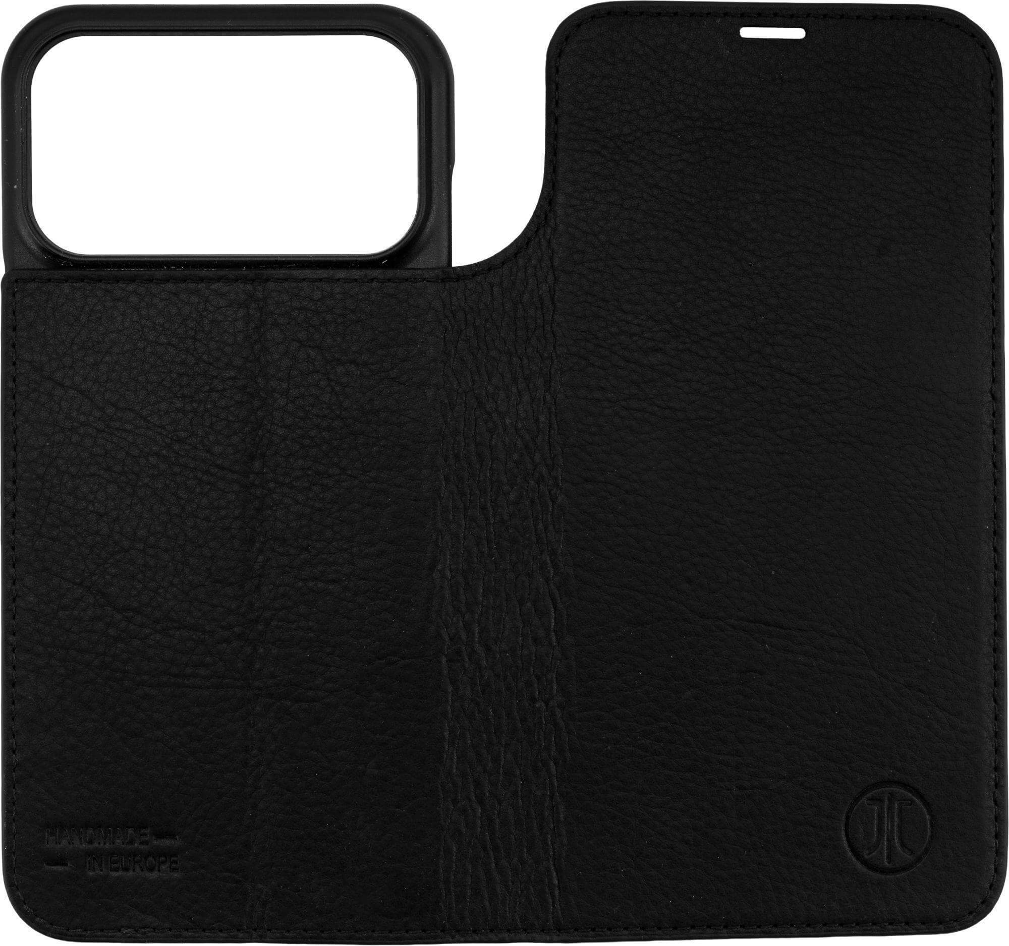 Schwarze Leder-Handyhülle mit Kameraausschnitt. Text: 'Handmade in Europe' und Logo.