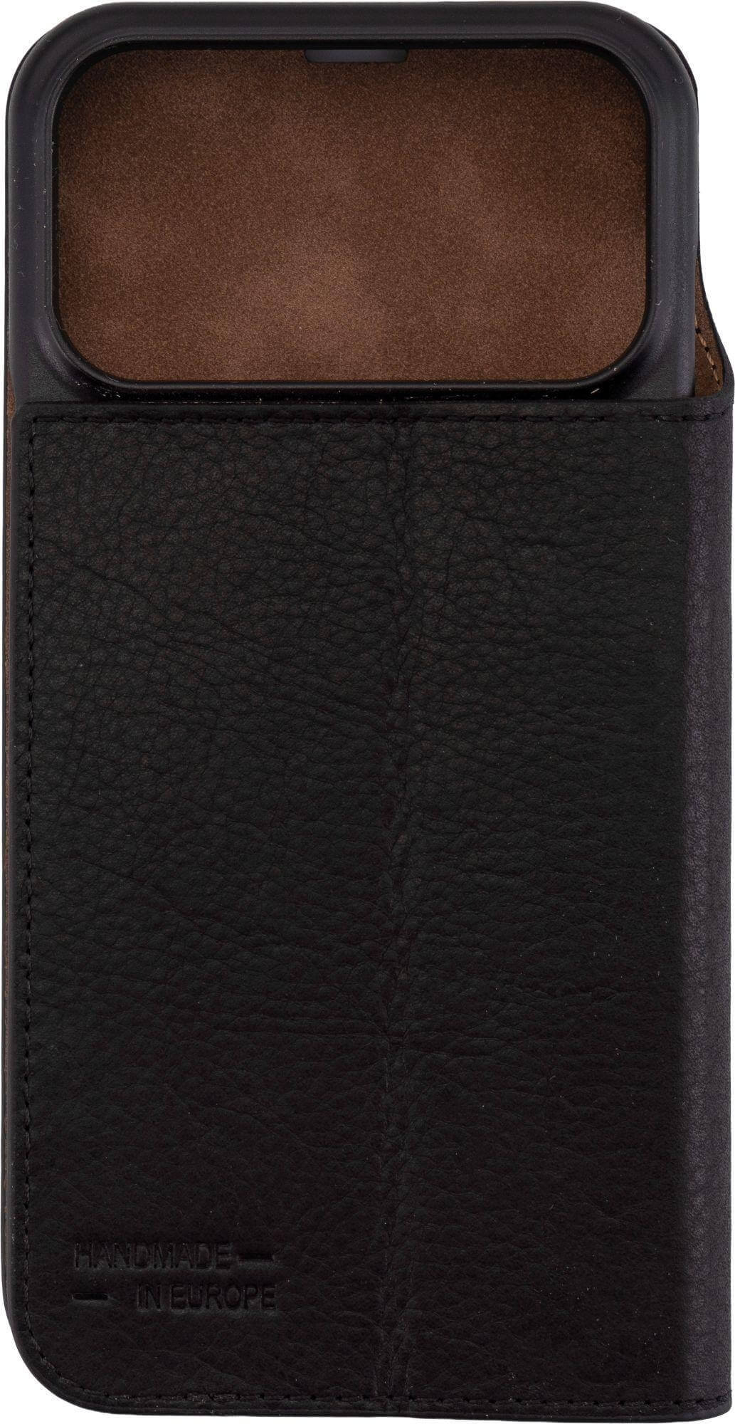 Schwarze Leder-Handyhülle mit braunem Innenraum. Unten steht 'Handmade in Europe'.