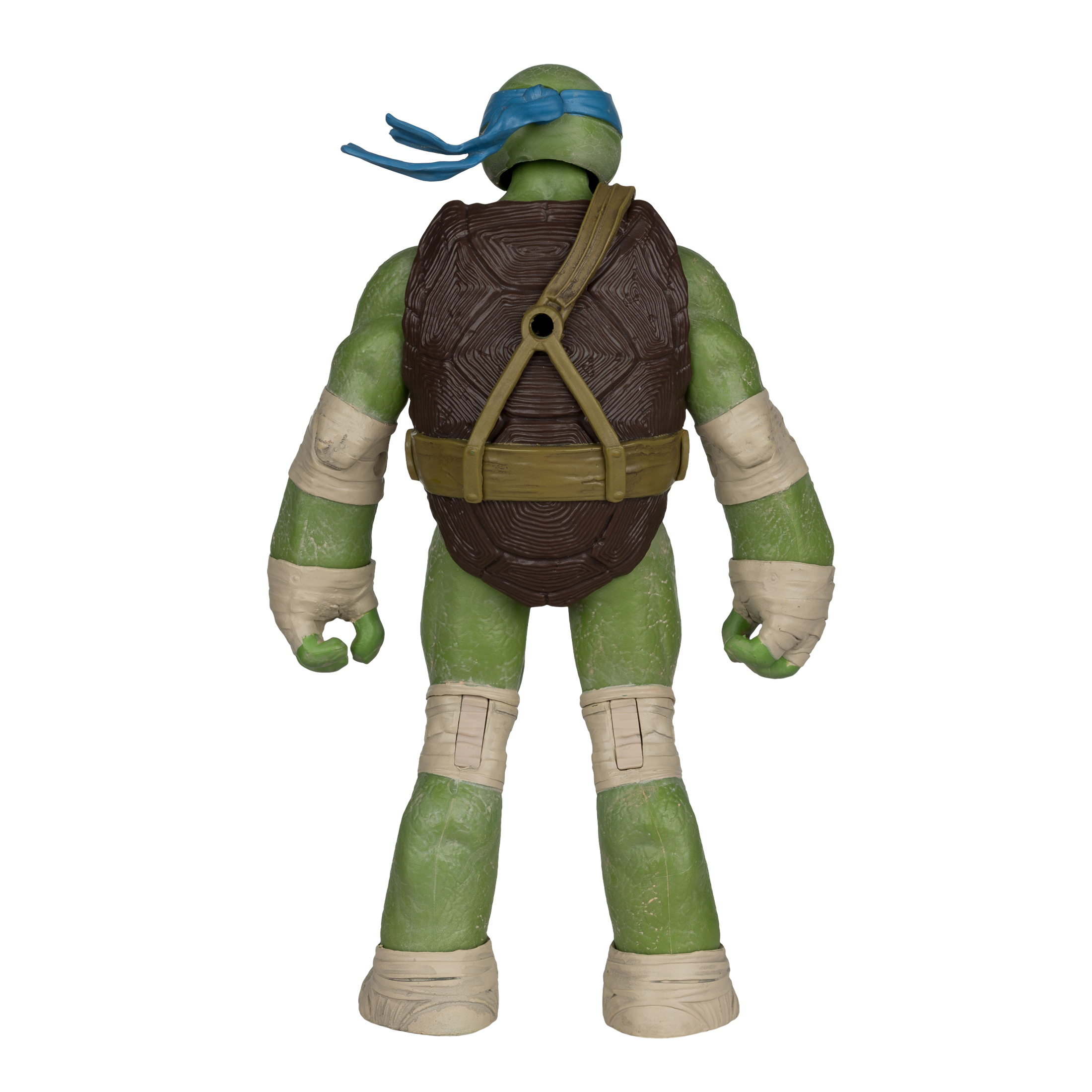 Ein grünes Teenage Mutant Ninja Turtle-Spielzeug mit blauer Maske, braunem Panzer und beigen Bandagen. Es steht abgewandt.