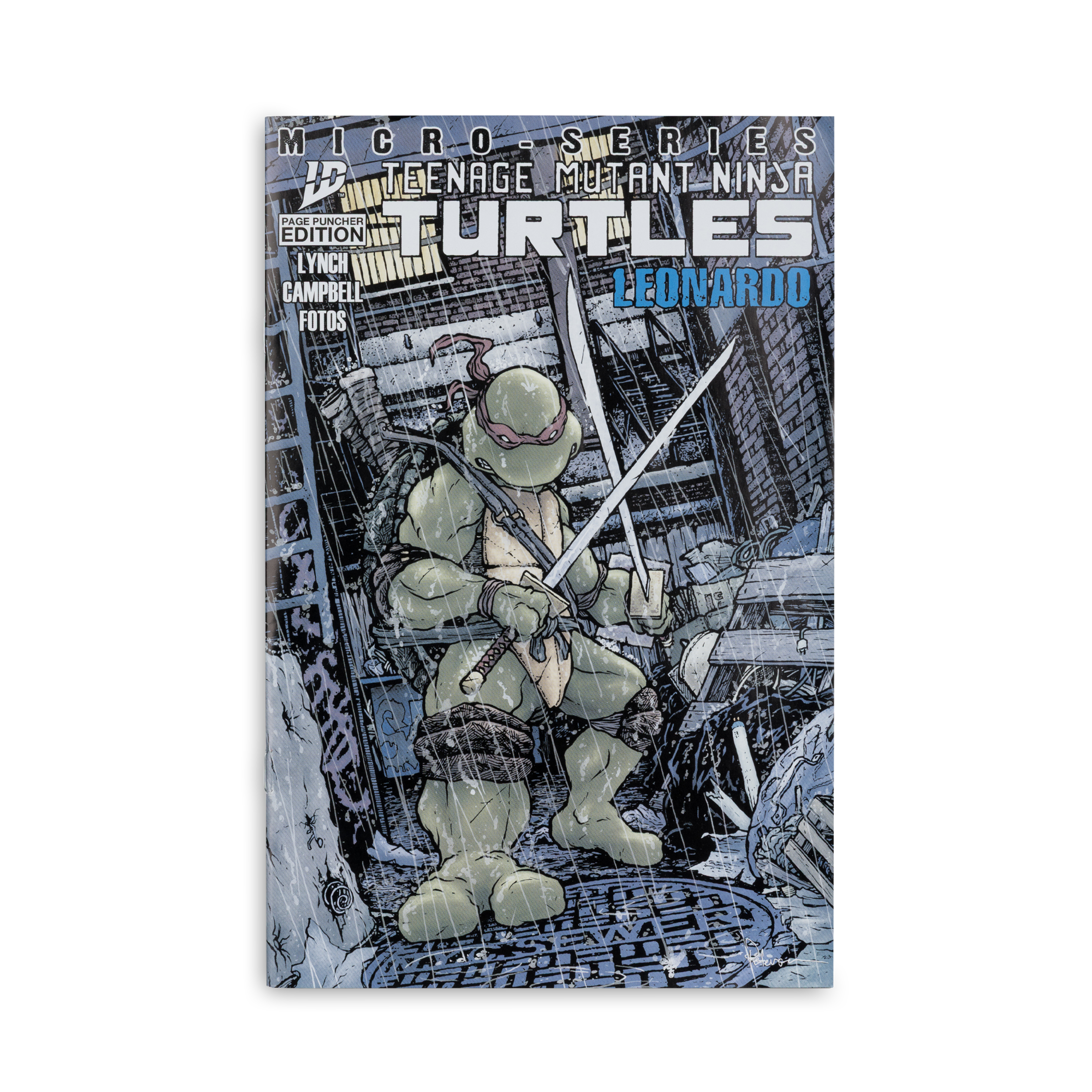 Comic-Cover von Leonardo von Teenage Mutant Ninja Turtles. Er hält zwei Katanas in einer Stadt während eines Regensturms.