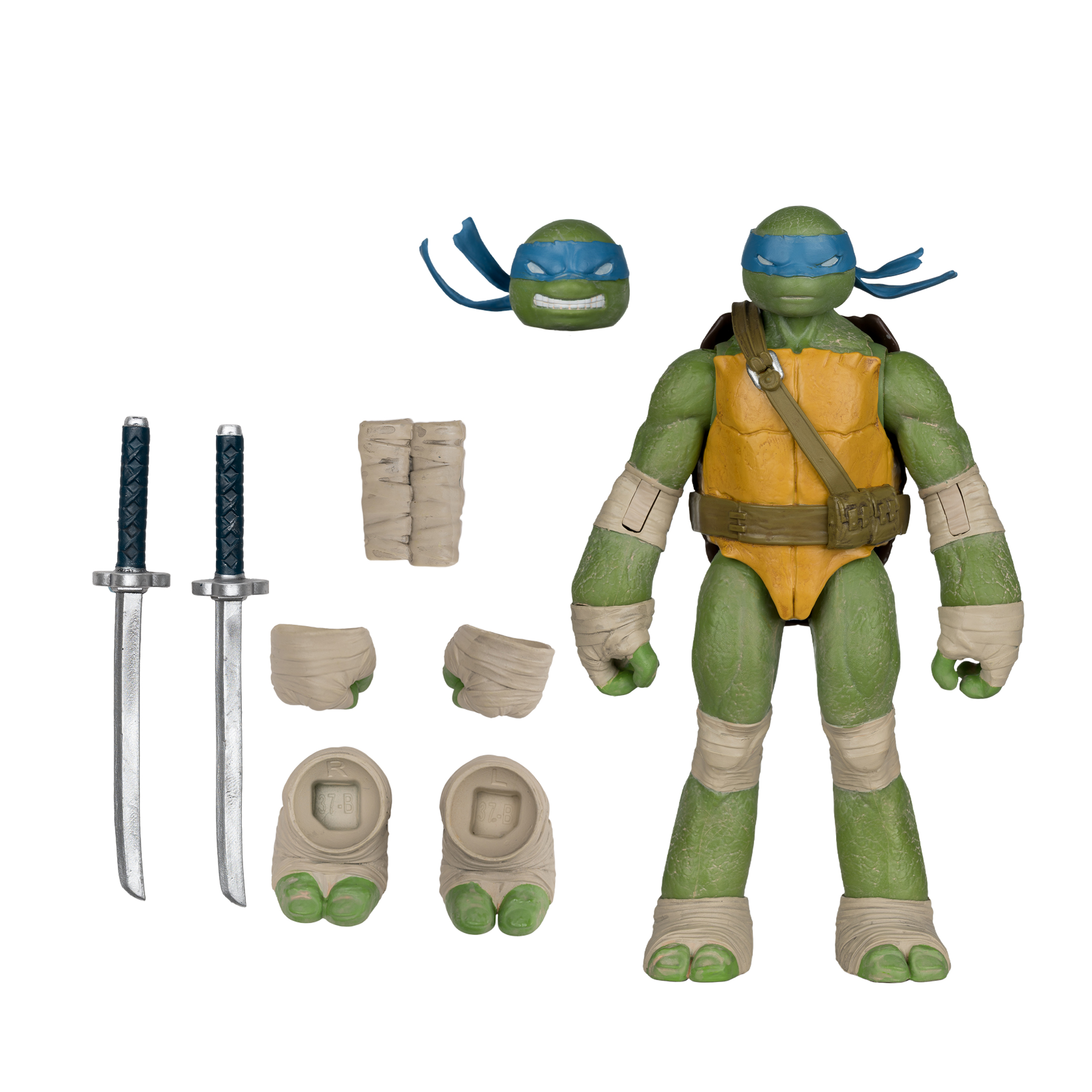 Eine Teenage Mutant Ninja Turtle-Actionfigur mit blauer Maske, Schwertern und Zubehör. Grüner Körper, gelber Panzer. Weißer Hintergrund.
