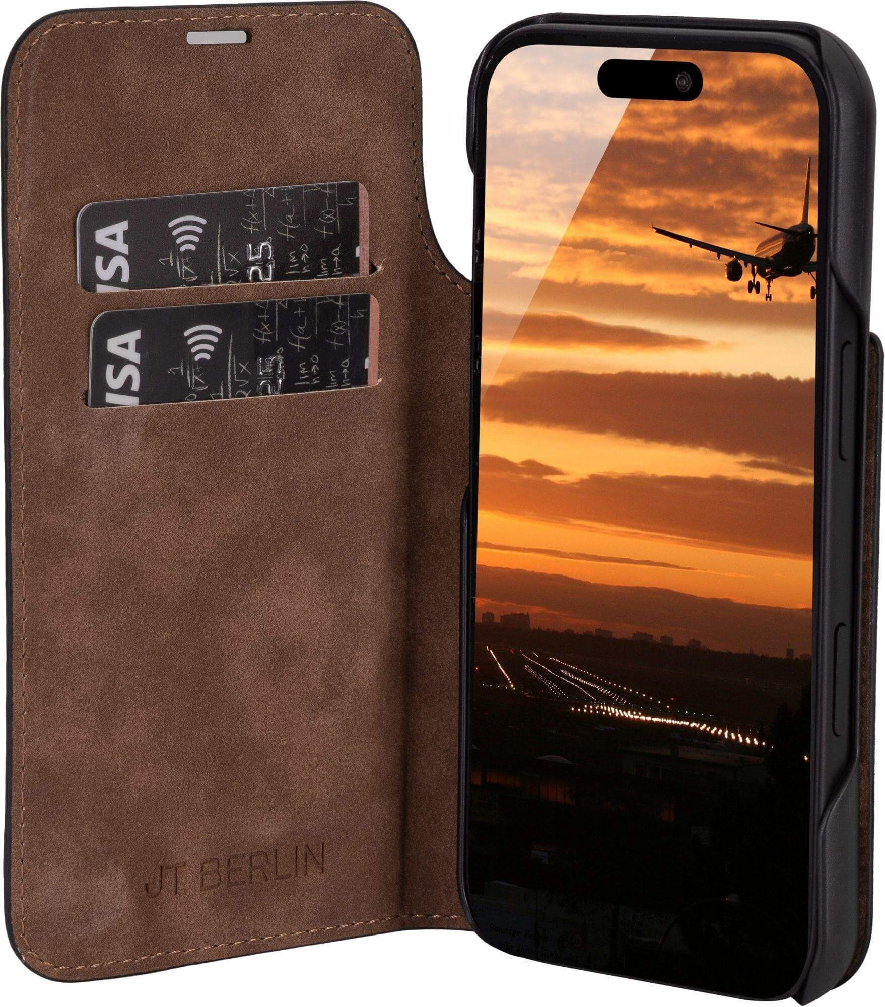 Ein Telefon in einer braunen Lederhülle, das ein Landeflugzeug bei Sonnenuntergang zeigt. Kreditkarten sind in der Hülle sichtbar.