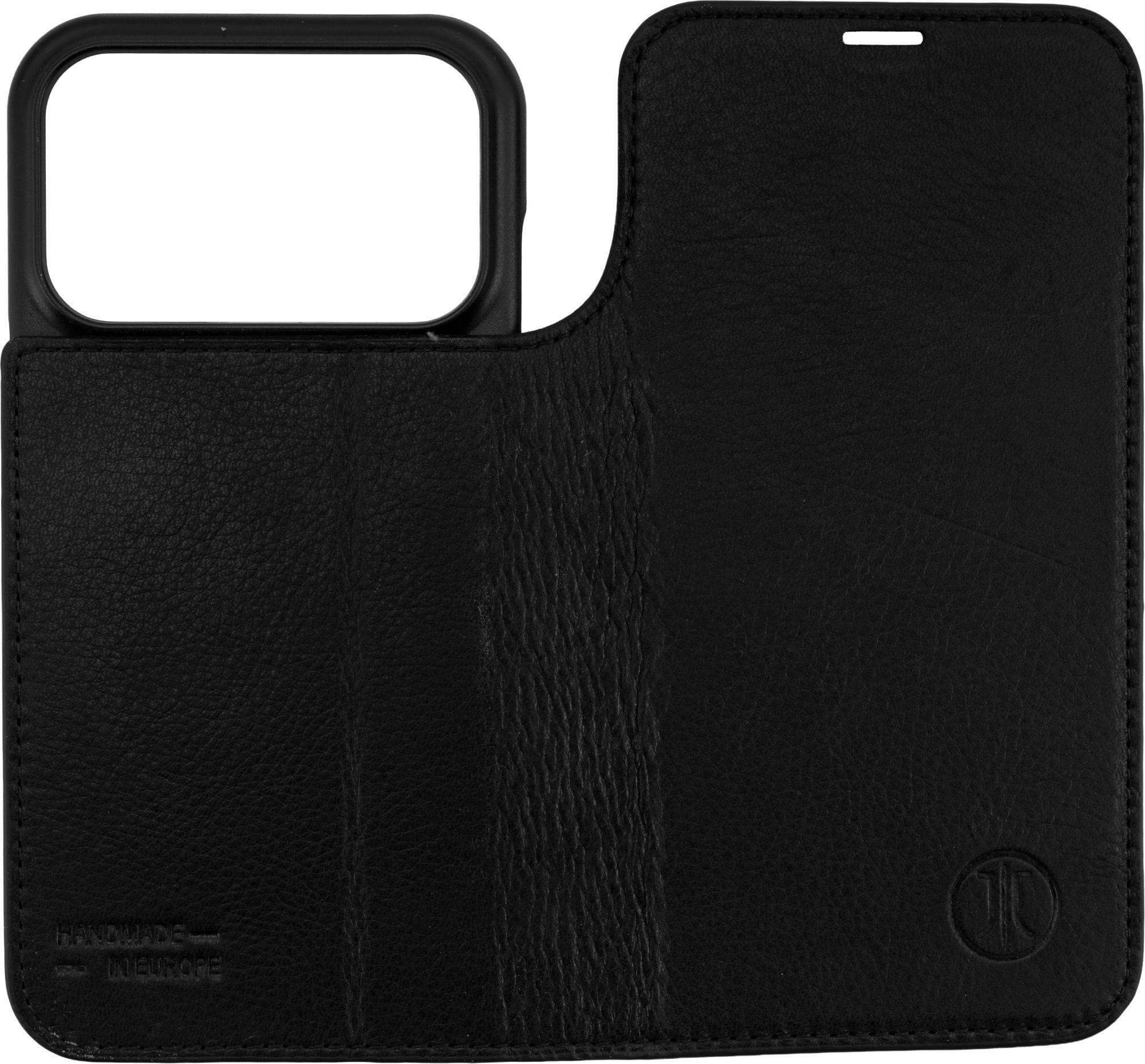 Schwarze Leder-Handyhülle mit Kameraausschnitt. Hat ein Logo und 'Handmade in Europe' aufgedruckt.