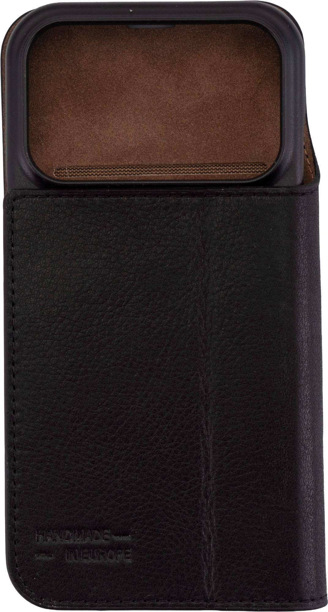 Eine schwarze Leder-Handyhülle mit braunem Innenraum. Die Hülle ist offen und zeigt das Innere.