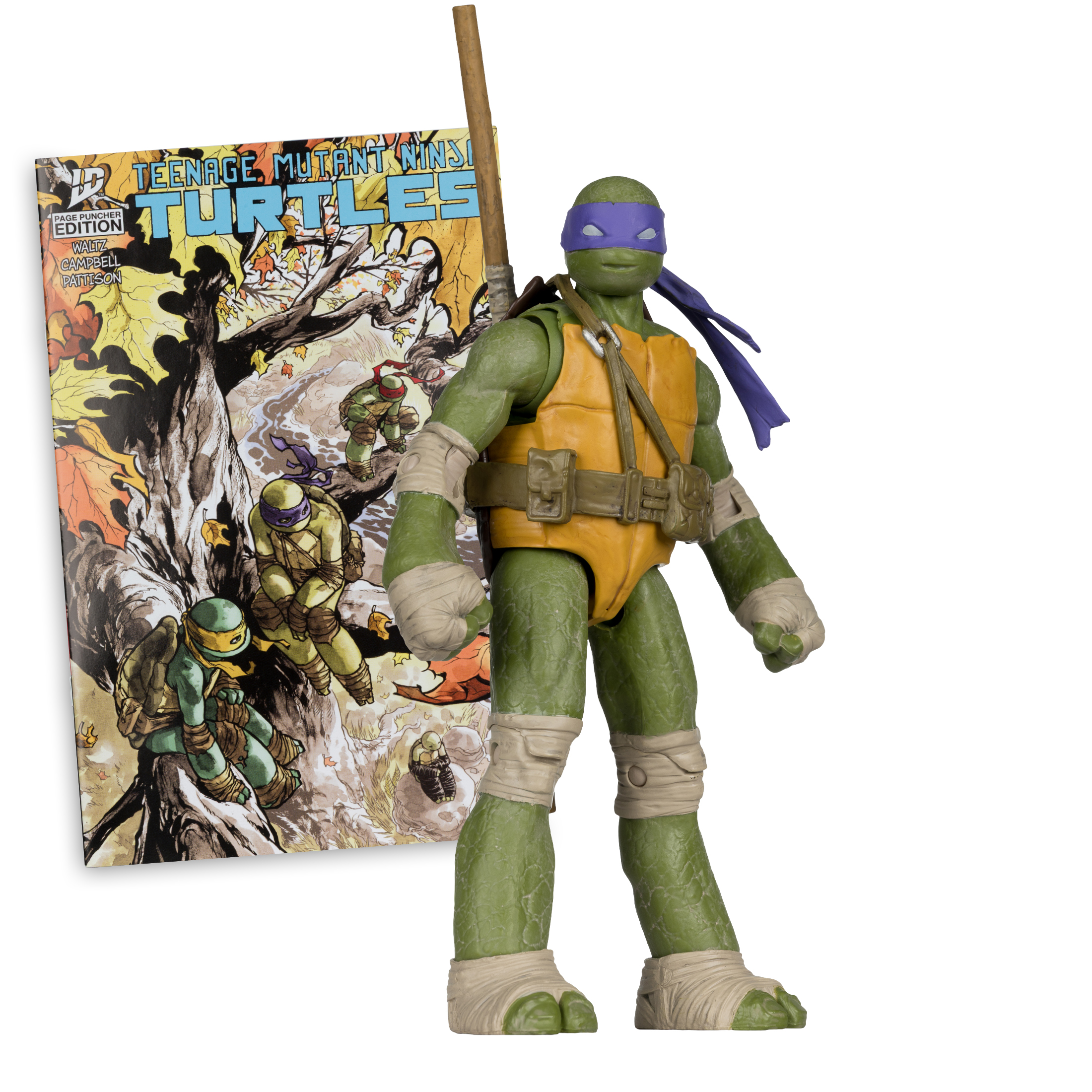 Eine Teenage Mutant Ninja Turtle-Actionfigur mit Comic-Hintergrund. Die Figur steht mit einem Stab.