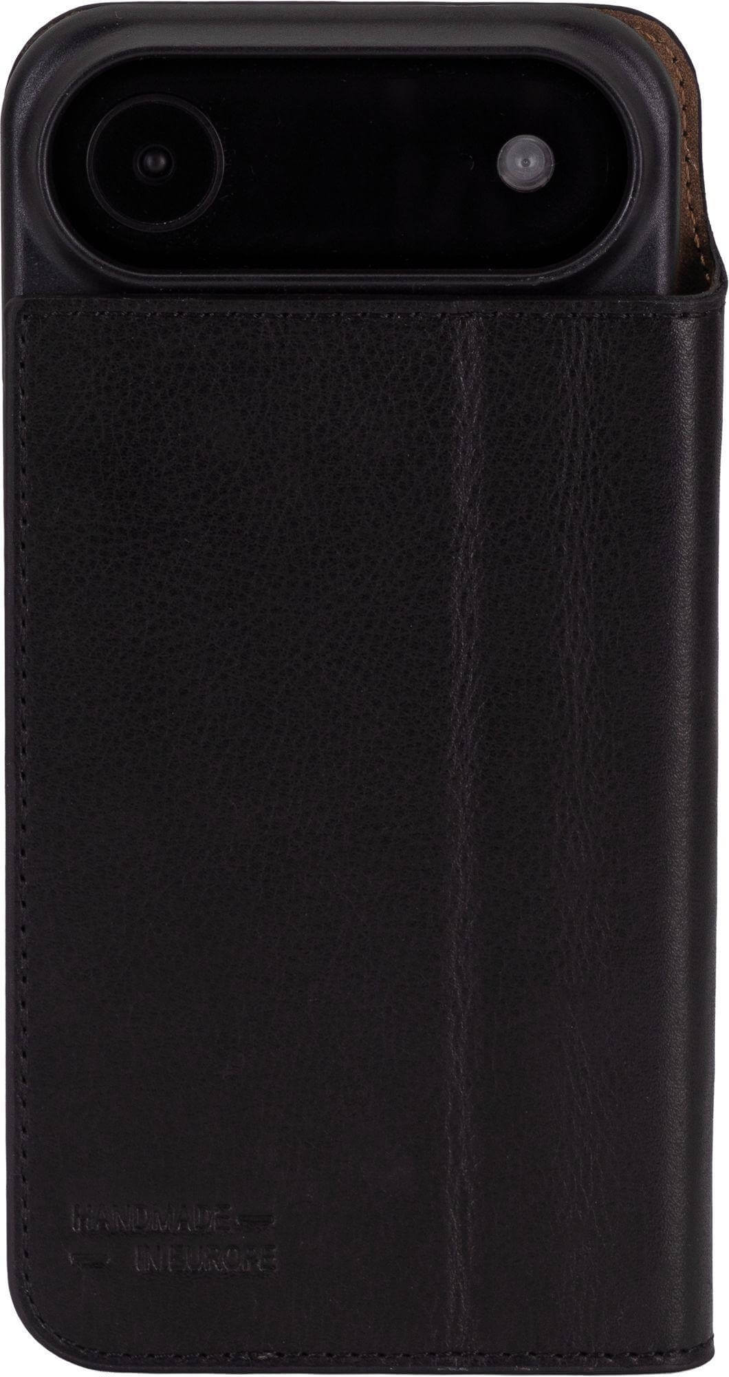 Schwarze Leder-Handyhülle mit sichtbarer Handykamera. Die Hülle hat den Text 'HANDMADE IN EUROPE'.