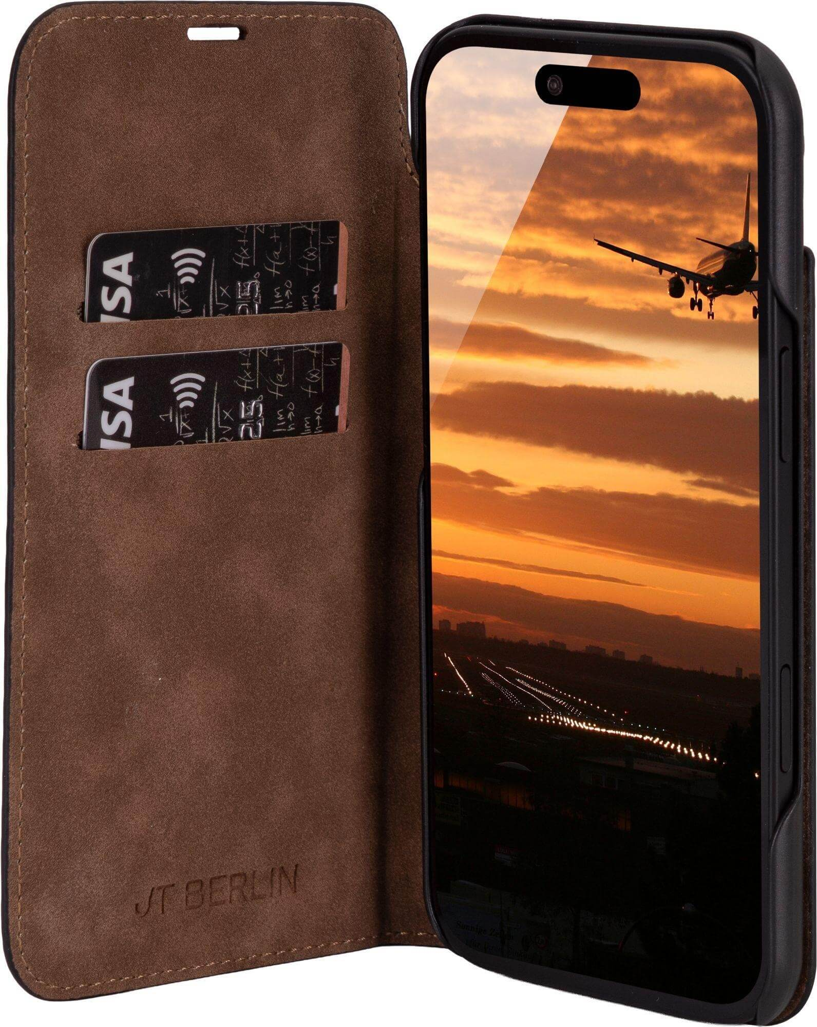 Eine Handyhülle mit einem Handy, das einen Sonnenuntergang und ein Flugzeug zeigt, und Kartenfächern mit ISA-Karten.
