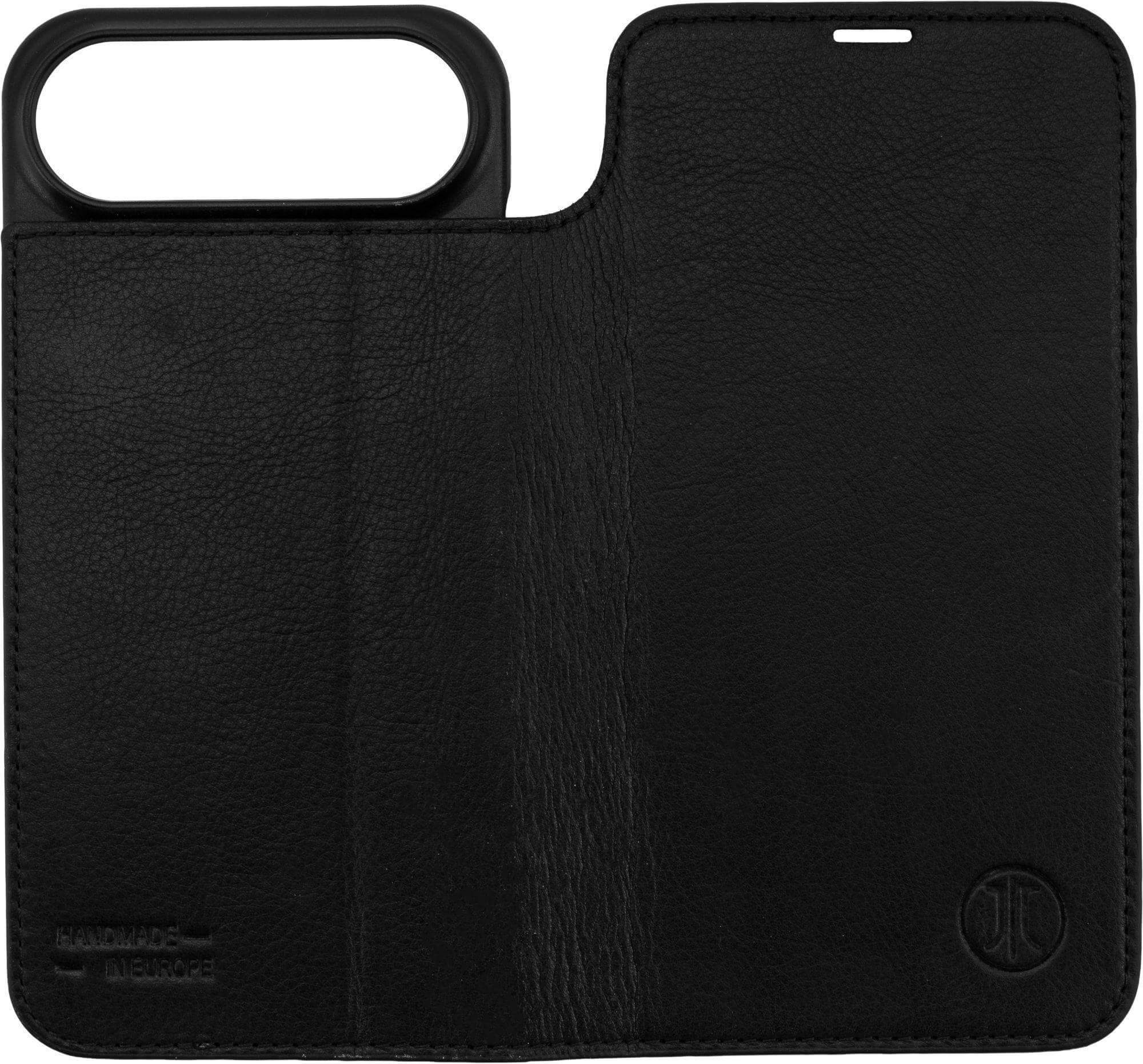 Schwarze Leder-Handyhülle mit Kameraausschnitt und Logo. Unten steht 'Handmade in Europe'.