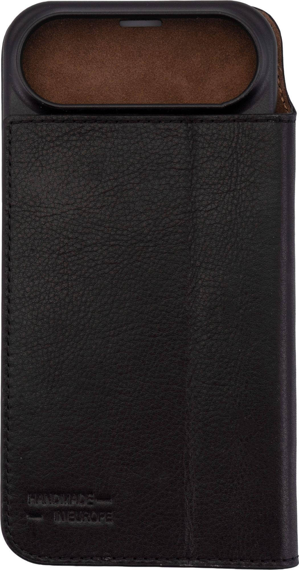 Eine schwarze Leder-Handyhülle mit braunem Innenraum und dem Text 'HANDMADE IN EUROPE'.