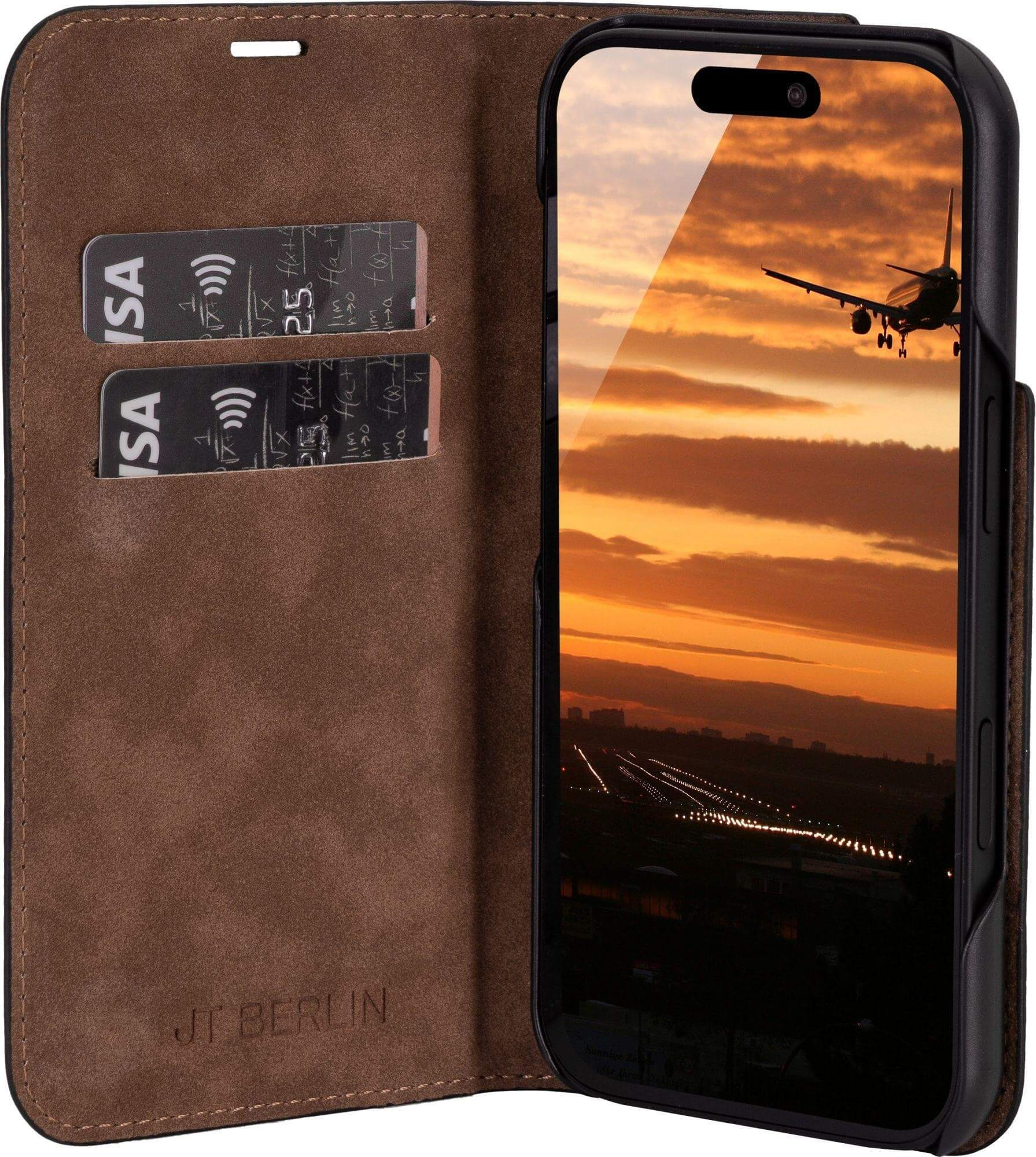 Ein Telefon in einer braunen Lederhülle. Der Bildschirm zeigt einen Sonnenuntergang mit einem landenden Flugzeug. Kreditkarten sind in der Hülle.
