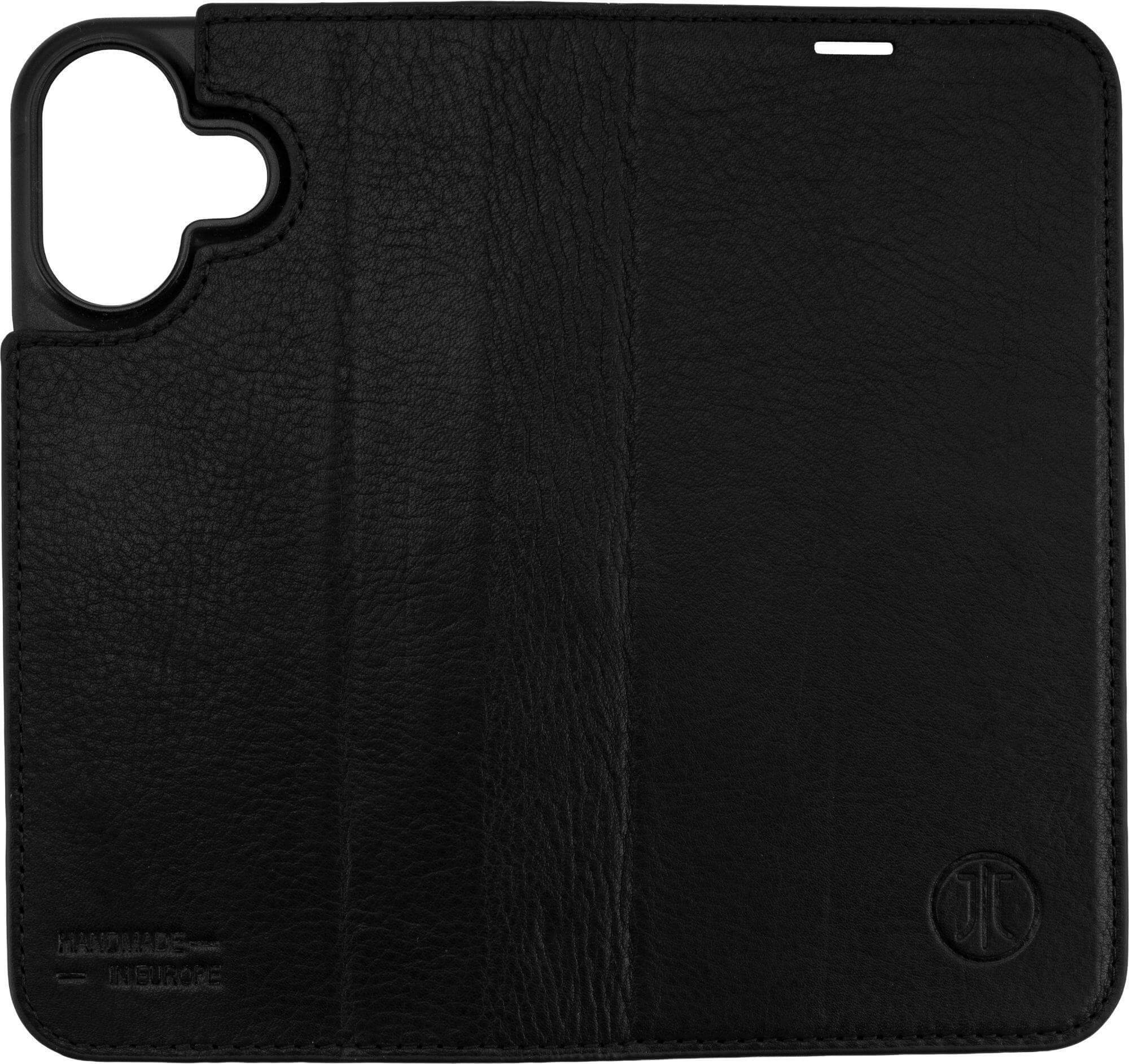 Schwarze Leder-Handyhülle mit Kameraausschnitt und Logo. Handgefertigt in Europa.