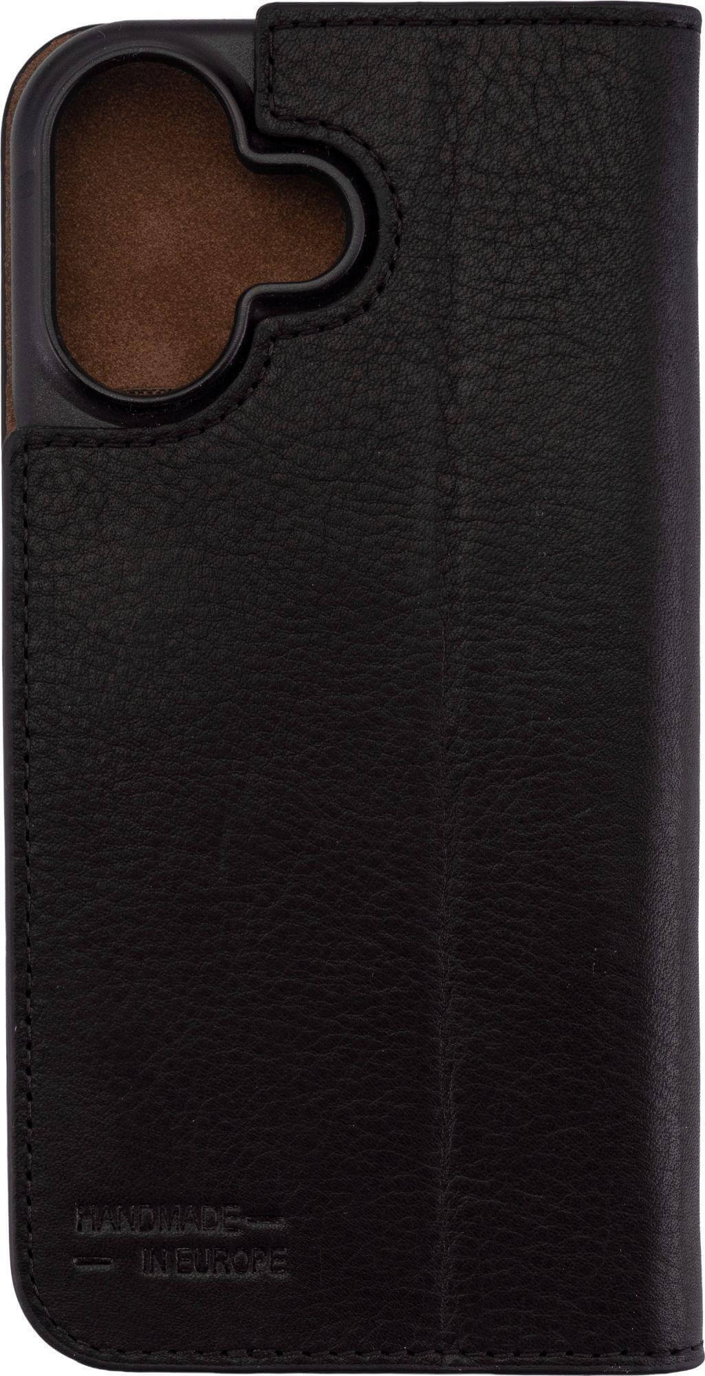 Schwarze Leder-Handyhülle mit braunem Innenraum. Hat einen Ausschnitt für die Kamera und die Worte "HANDMADE IN EUROPE".