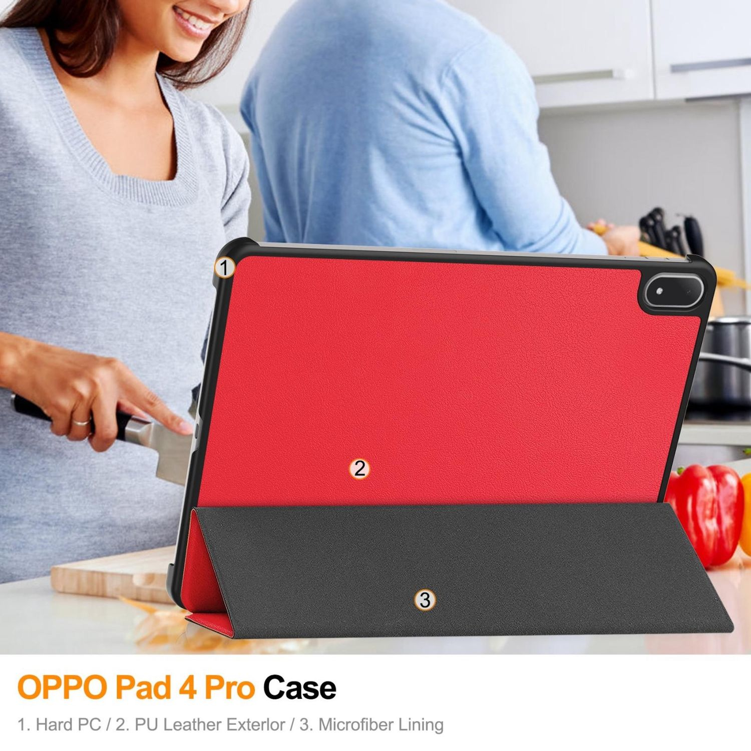 Una custodia per tablet rossa e nera è esposta in un ambiente cucina. Una persona tiene un coltello, un'altra è sullo sfondo.