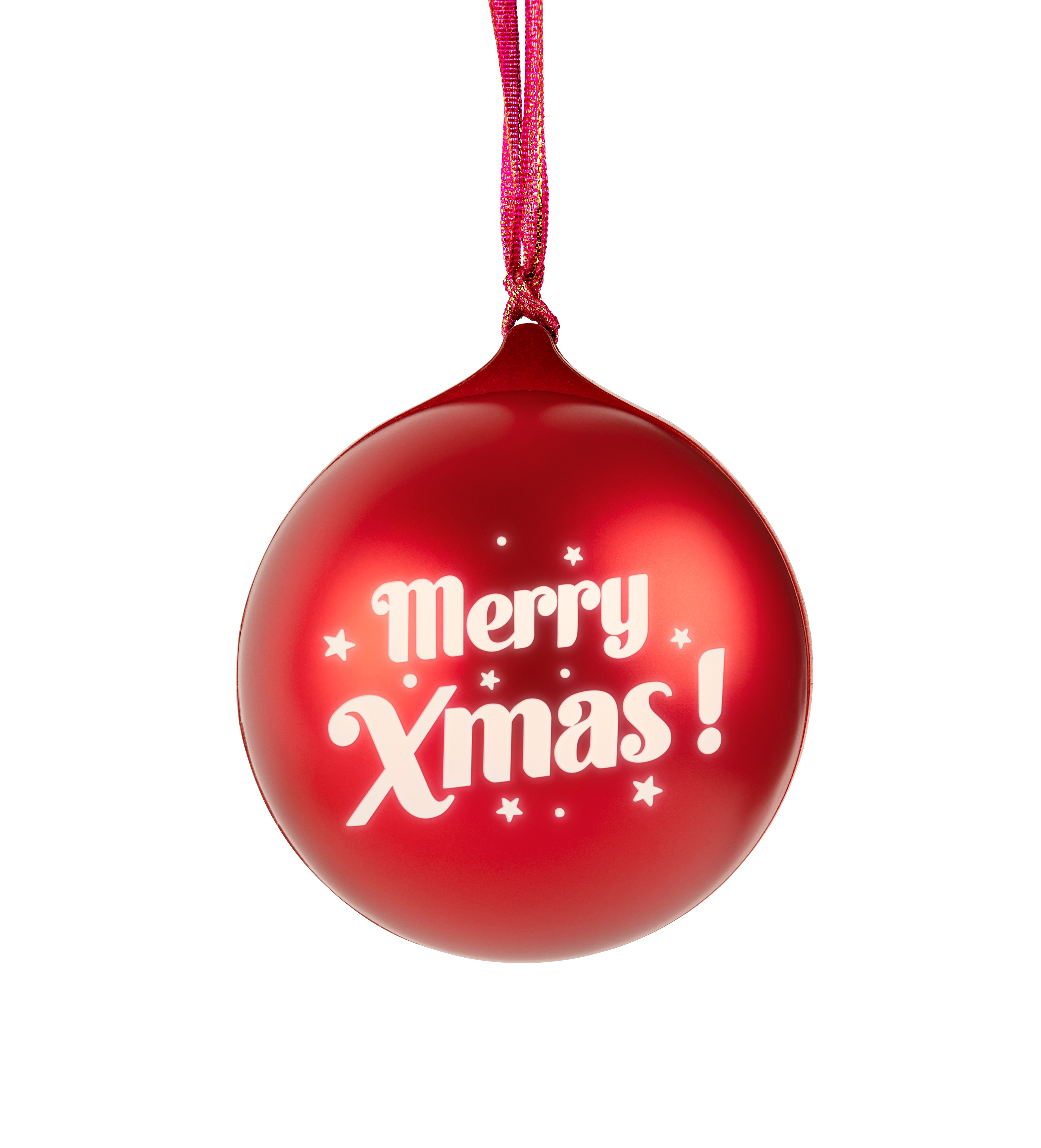 Ein roter Weihnachtsschmuck mit Merry Xmas Schriftzug, hängt an einem rosa Band, weißer Hintergrund.
