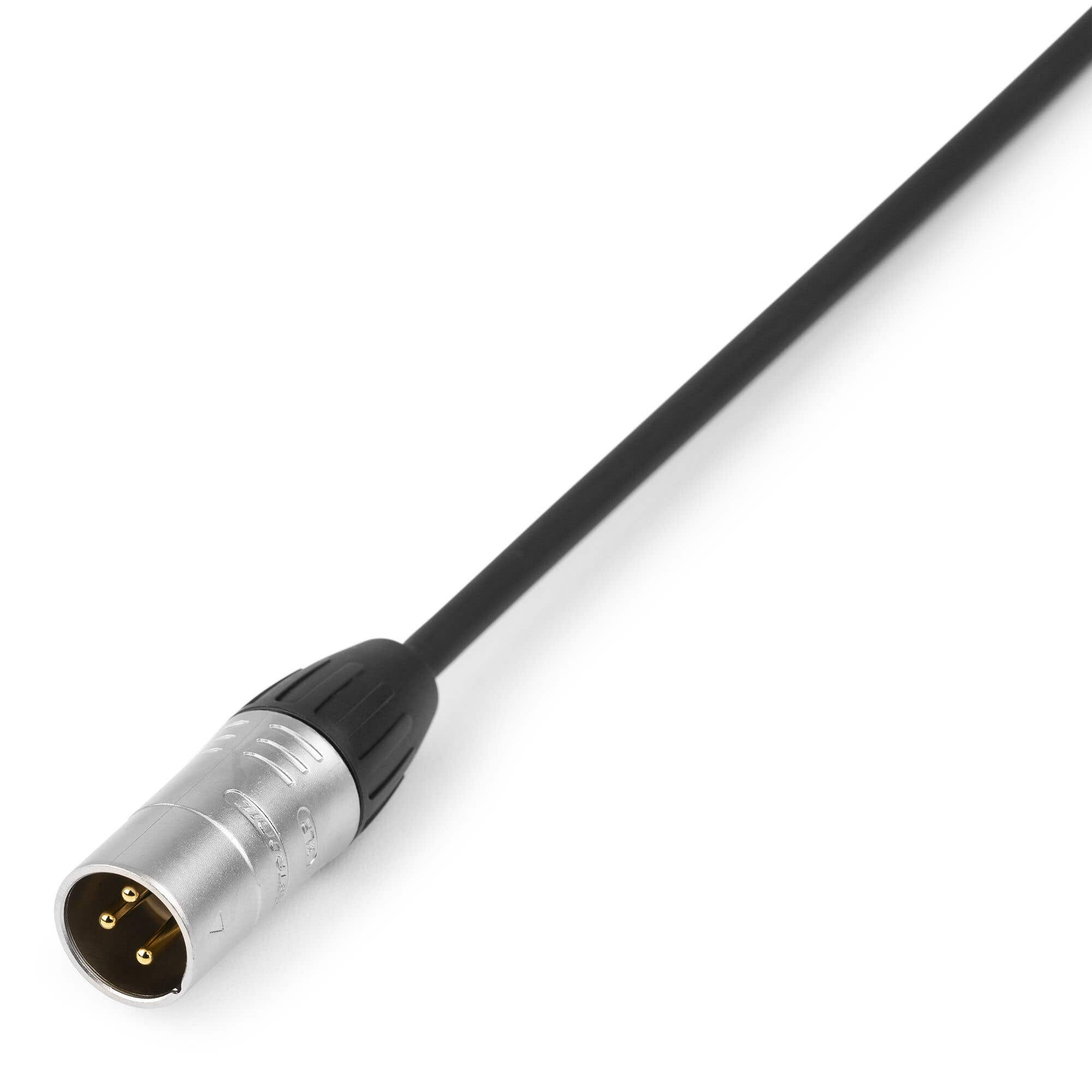 Un conector XLR plateado con un cable negro. Se ven tres pines dorados en el conector.