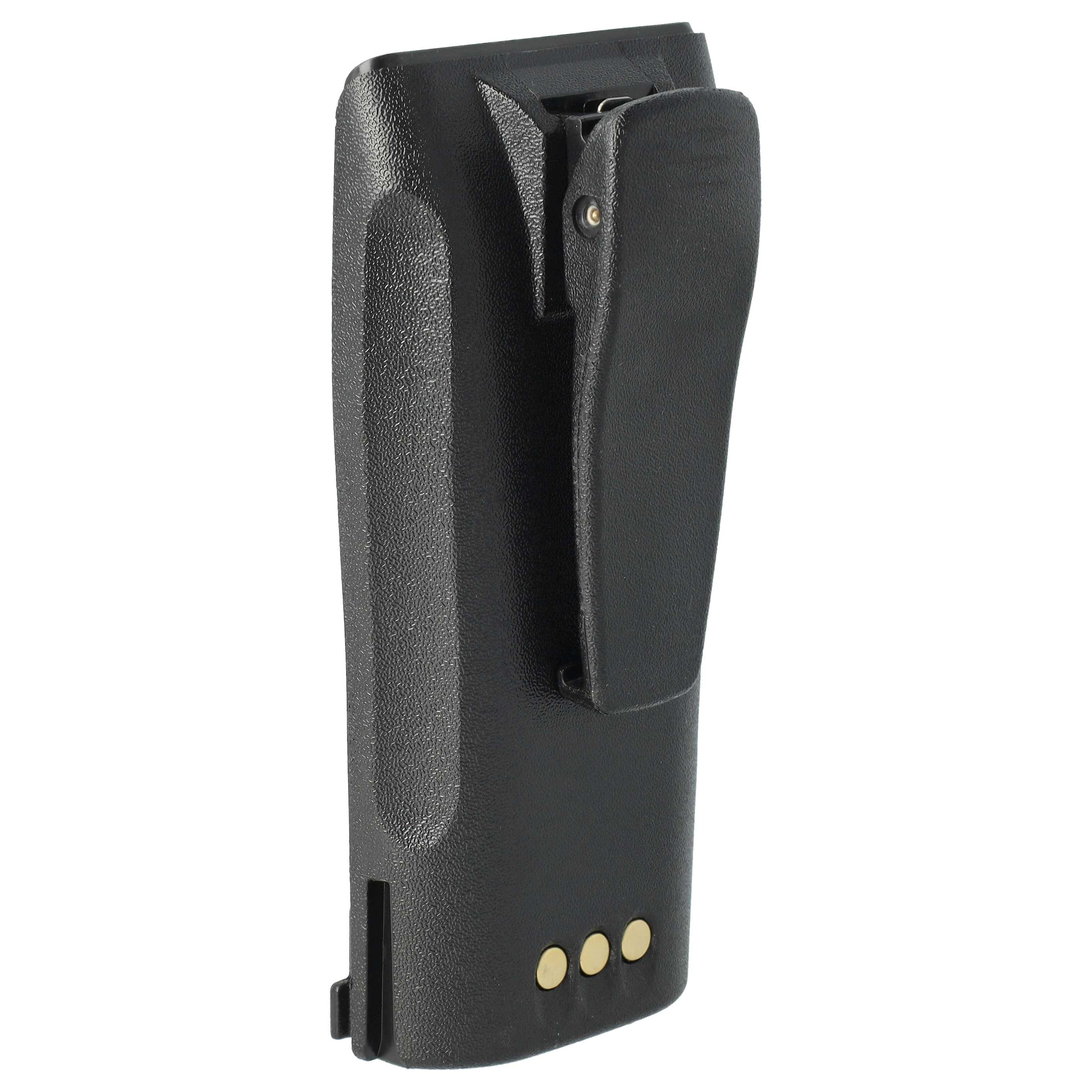 Schwarzer Funkgeräteakku mit Gürtelclip. Drei goldfarbene Kontakte unten.