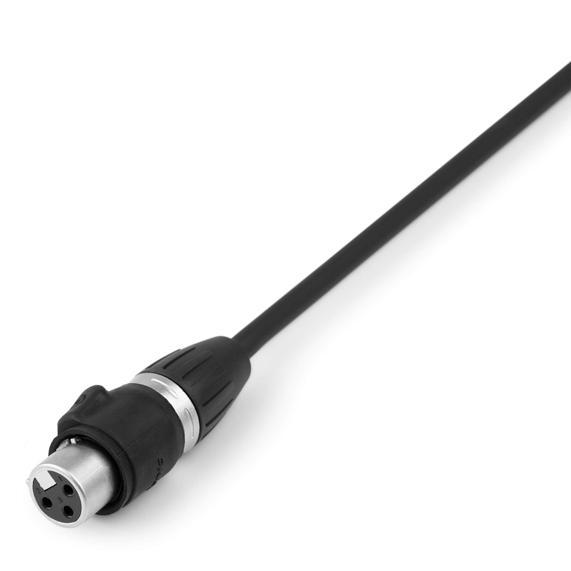 Un cable de audio XLR negro con un conector plateado. El cable está en ángulo sobre un fondo blanco.