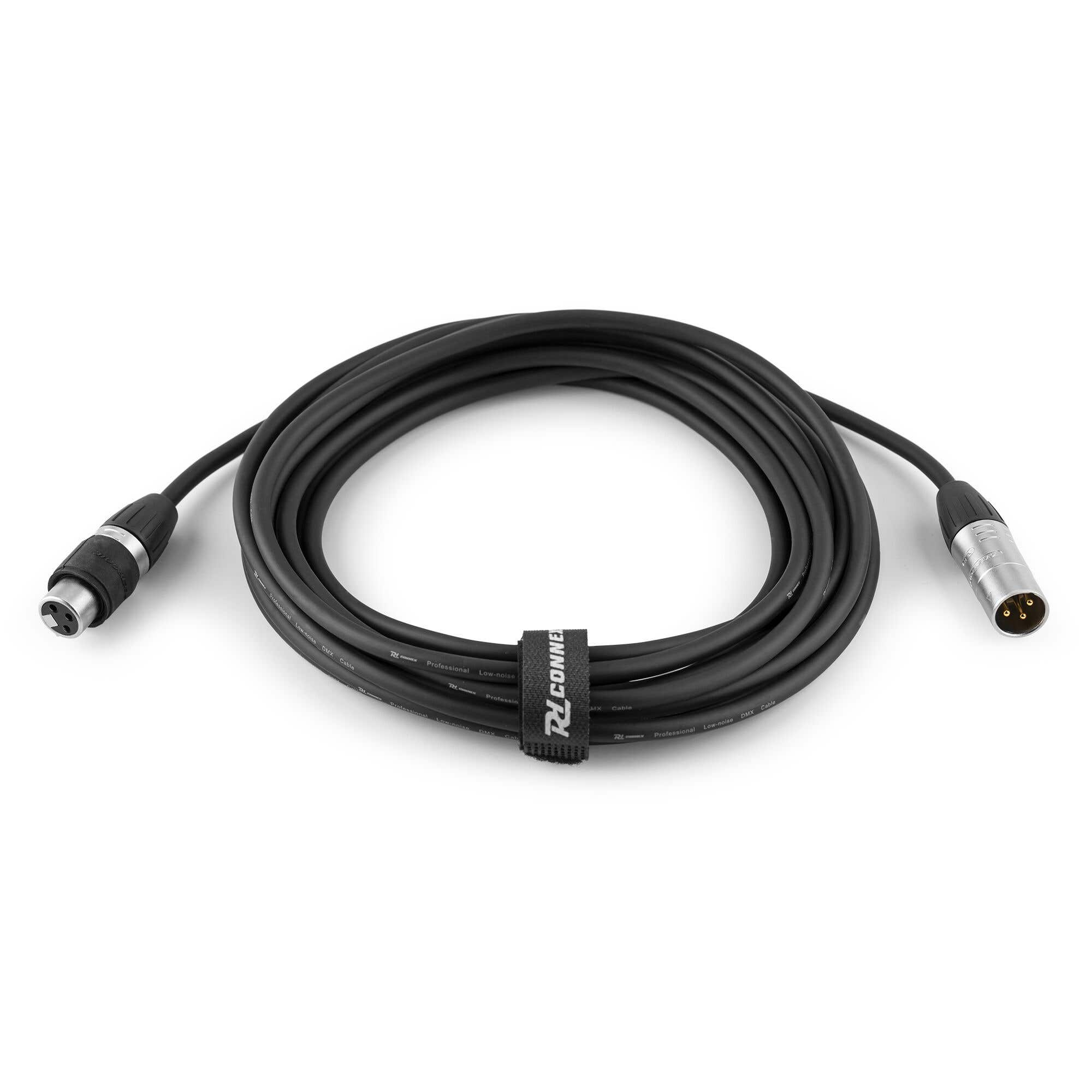 Cable XLR negro con conectores en ambos extremos. El cable está enrollado. Una correa negra con texto blanco en el medio.