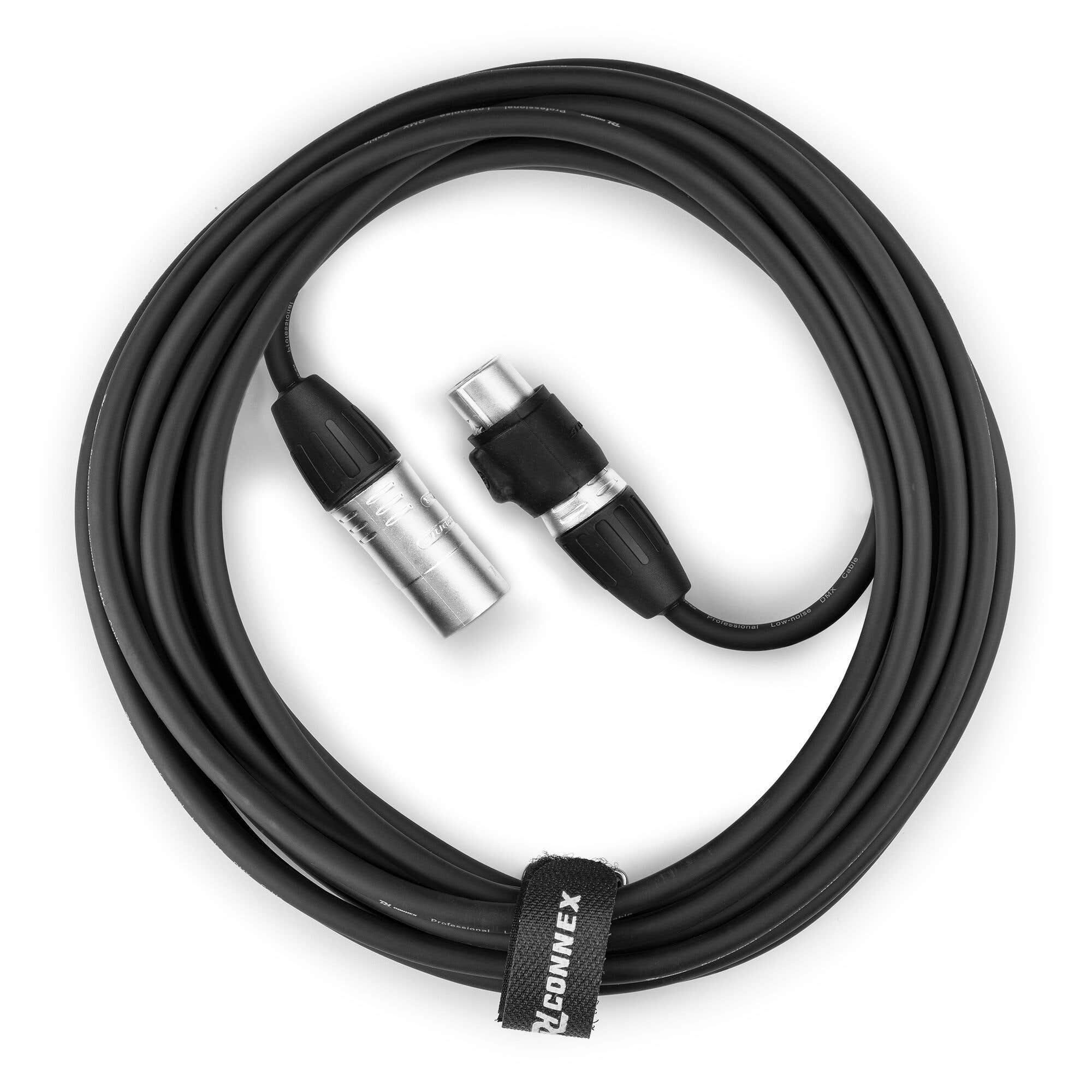 Un cable XLR negro enrollado en una superficie blanca. Se ven dos conectores plateados y negros.