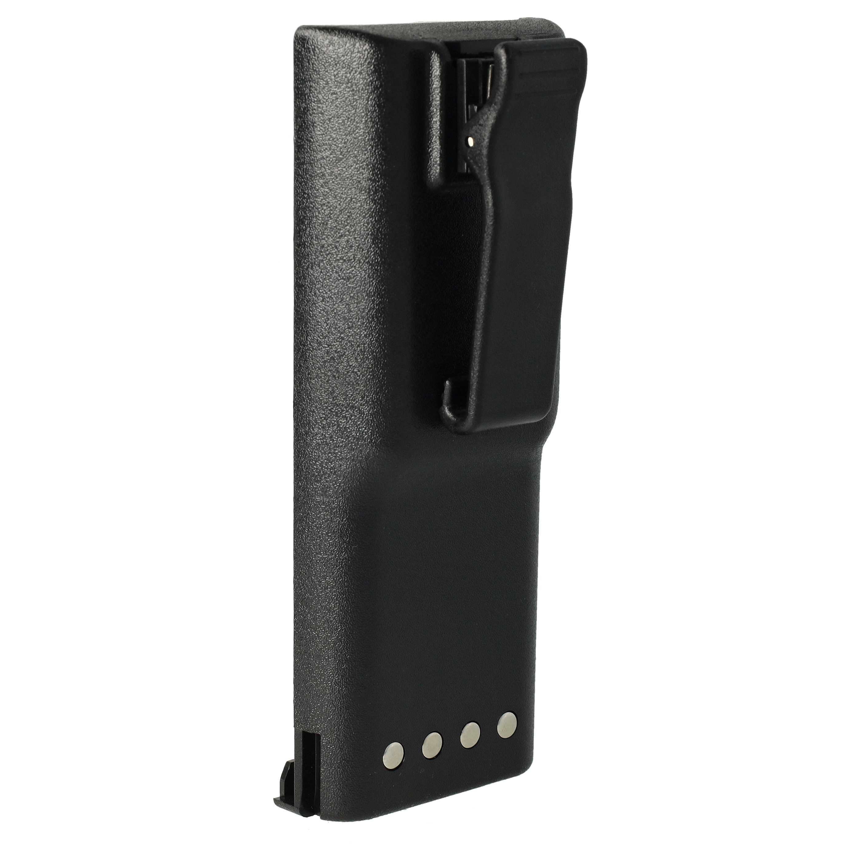 Ein schwarzer Funkgeräte-Akku. Er hat einen Gürtelclip. Der Akku hat eine strukturierte Oberfläche mit vier silbernen Nieten.