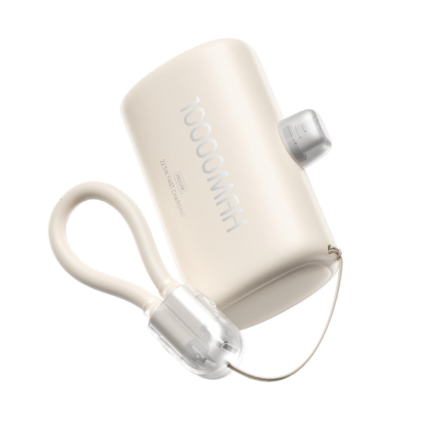 Eine cremefarbene Powerbank mit 10000mAh. Sie hat eine Schlaufe und einen transparenten Stecker. Der Hintergrund ist weiß.