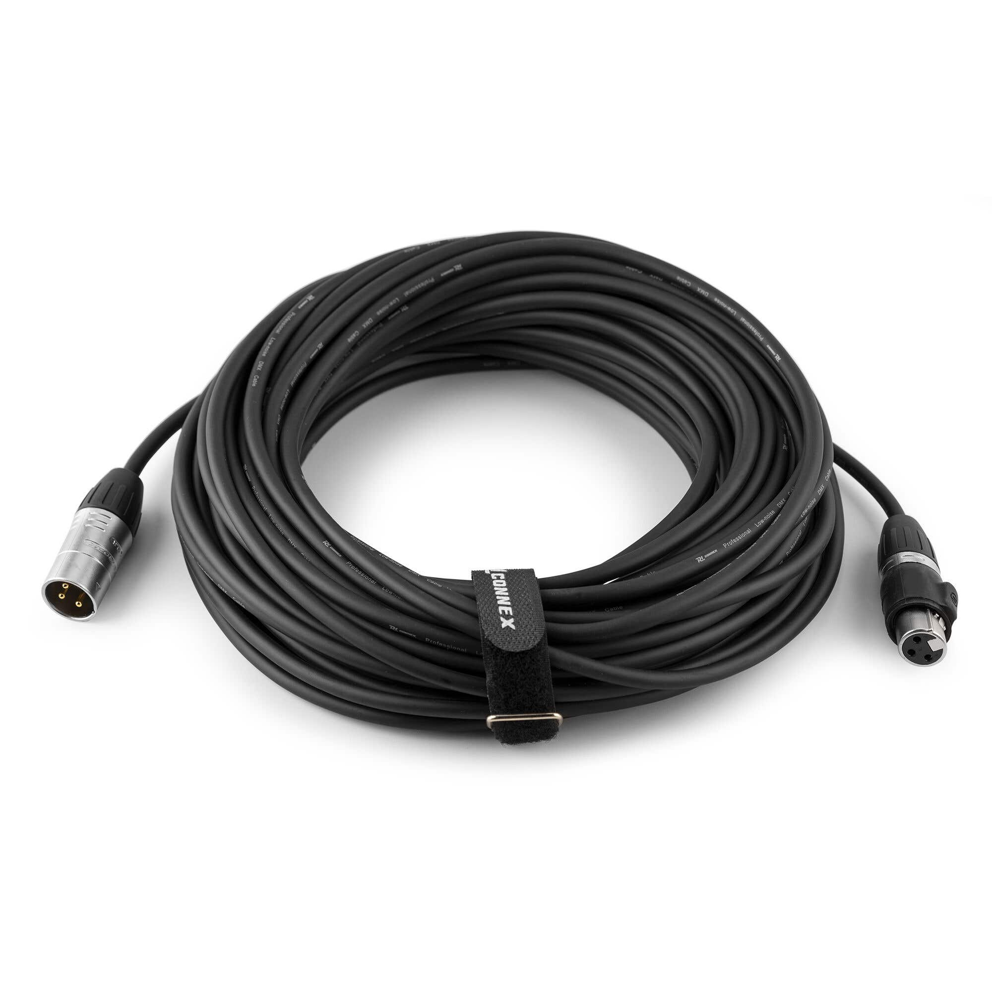 Un cable negro enrollado con conectores en ambos extremos. Tiene una correa de velcro con el nombre de la marca.