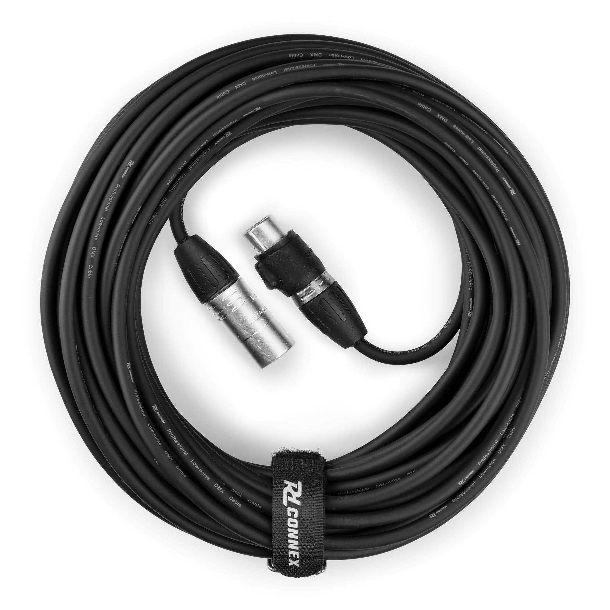 Un cable DMX negro enrollado con conectores plateados y negros sobre una superficie blanca, con velcro.