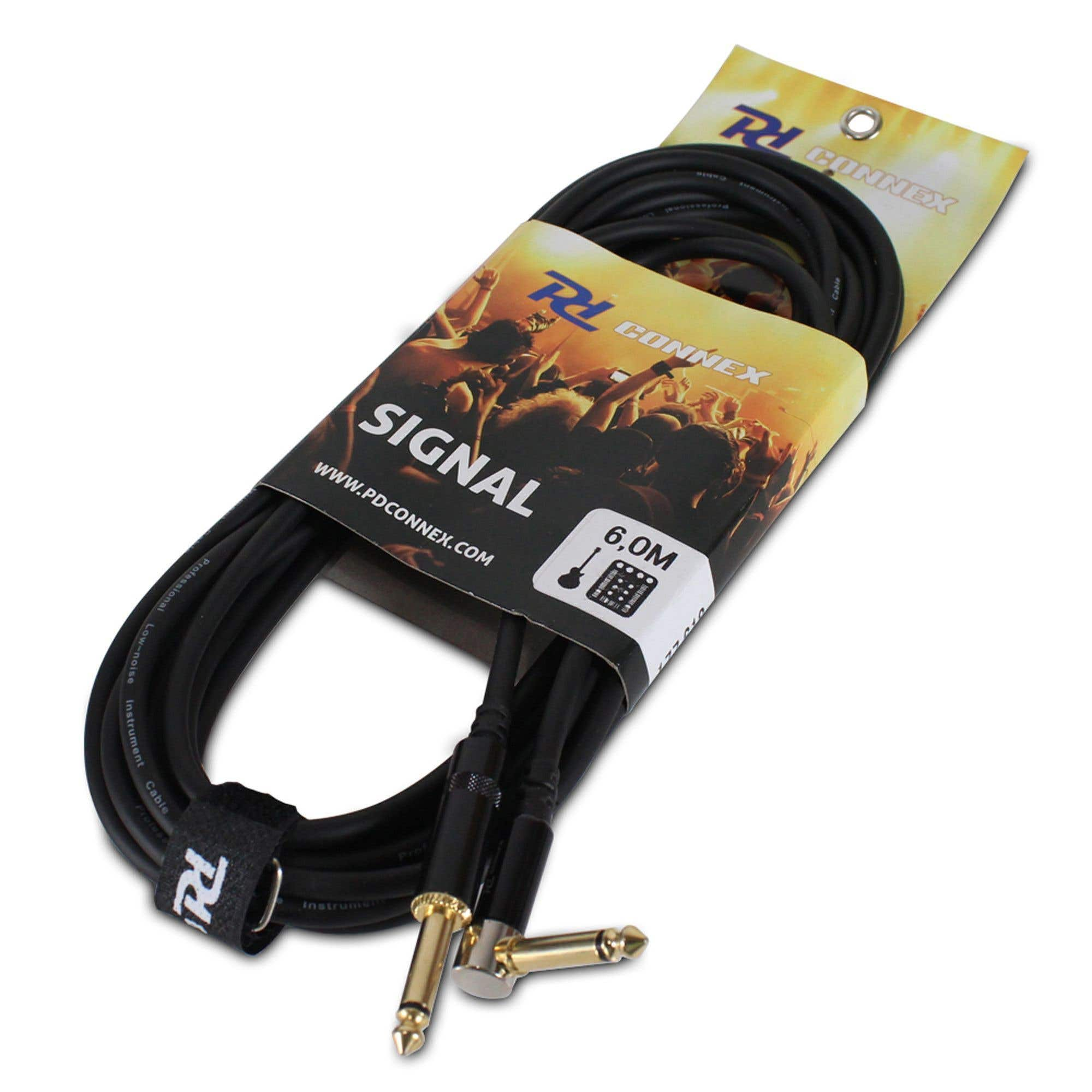 Cable de instrumento negro en embalaje. El embalaje tiene un gráfico de concierto, y el cable tiene conectores dorados.