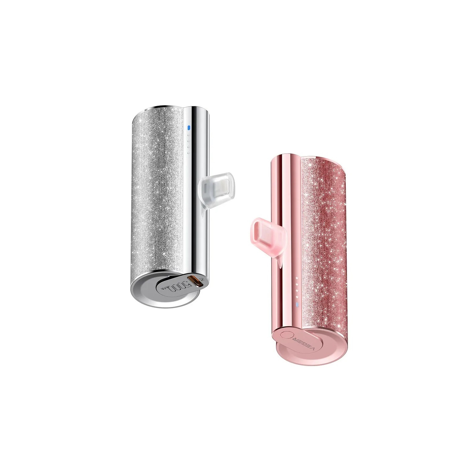 Due power bank scintillanti, argento e oro rosa, ciascuna con un adattatore USB-C. Quella argento ha la scritta 5000 mAh.
