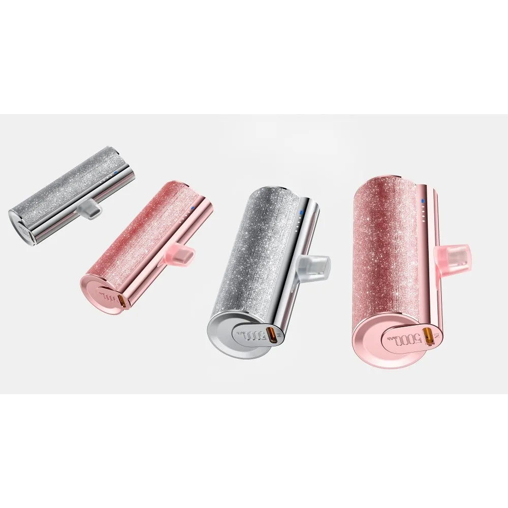 Quattro power bank glitterati in argento e rosa. Hanno un design cilindrico con un piccolo connettore. Sfondo bianco.