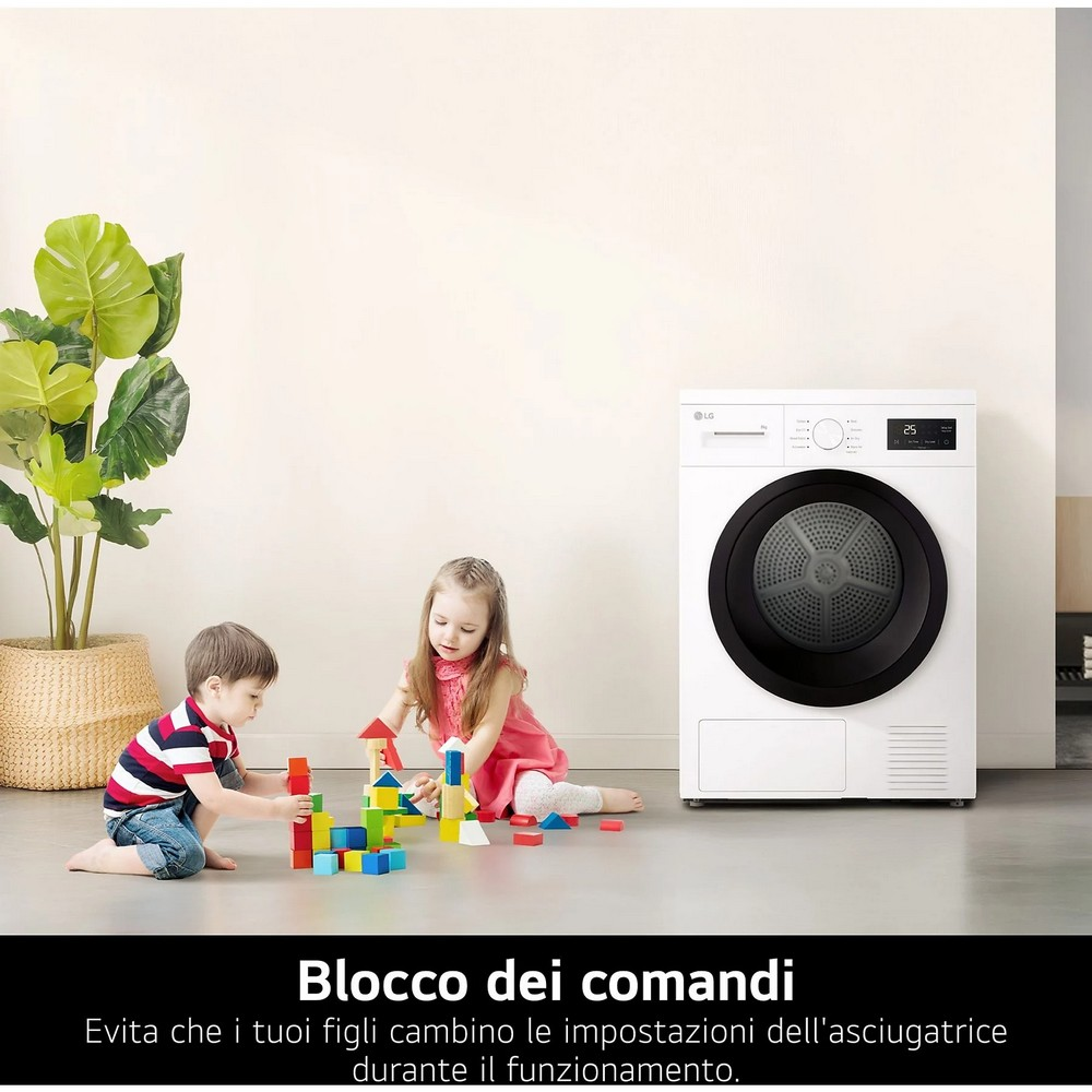 Due bambini giocano con blocchi colorati davanti a un'asciugatrice bianca. A sinistra c'è una pianta in vaso.