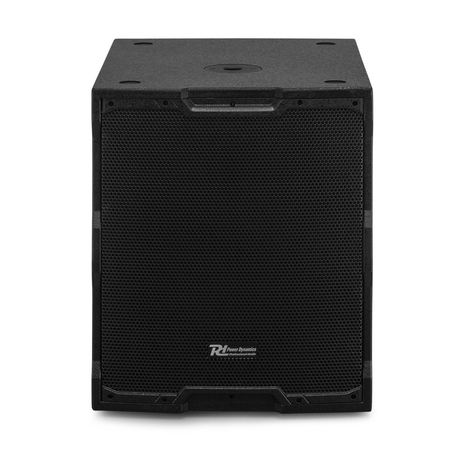 Un altavoz subwoofer negro con una rejilla metálica frontal. Logotipo de Power Dynamics visible. Aislado sobre fondo blanco.